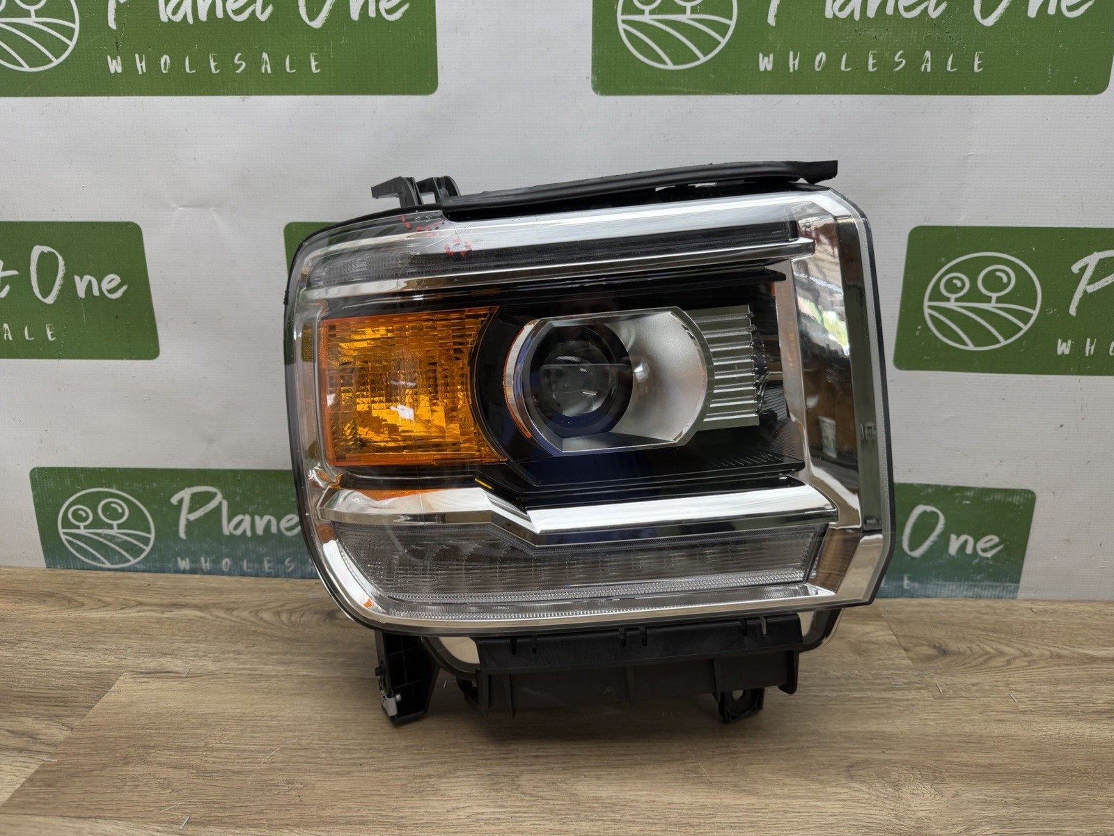 NEW OEM 2014-2017 GMC Sierra RIGHT Headlight W/ Balast 84144048 ** See Notes**