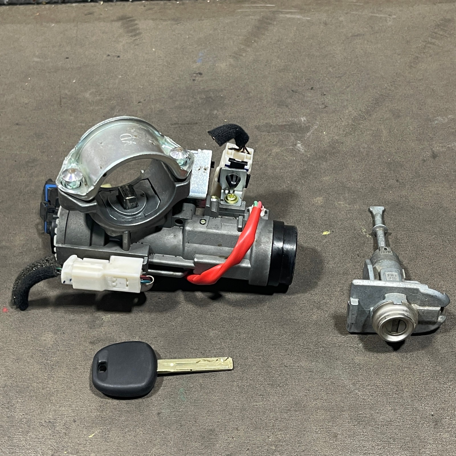 2014-2015 Kia Sorento Ignition Switch Cylinder Lock Tumbler With Key FOB OEM