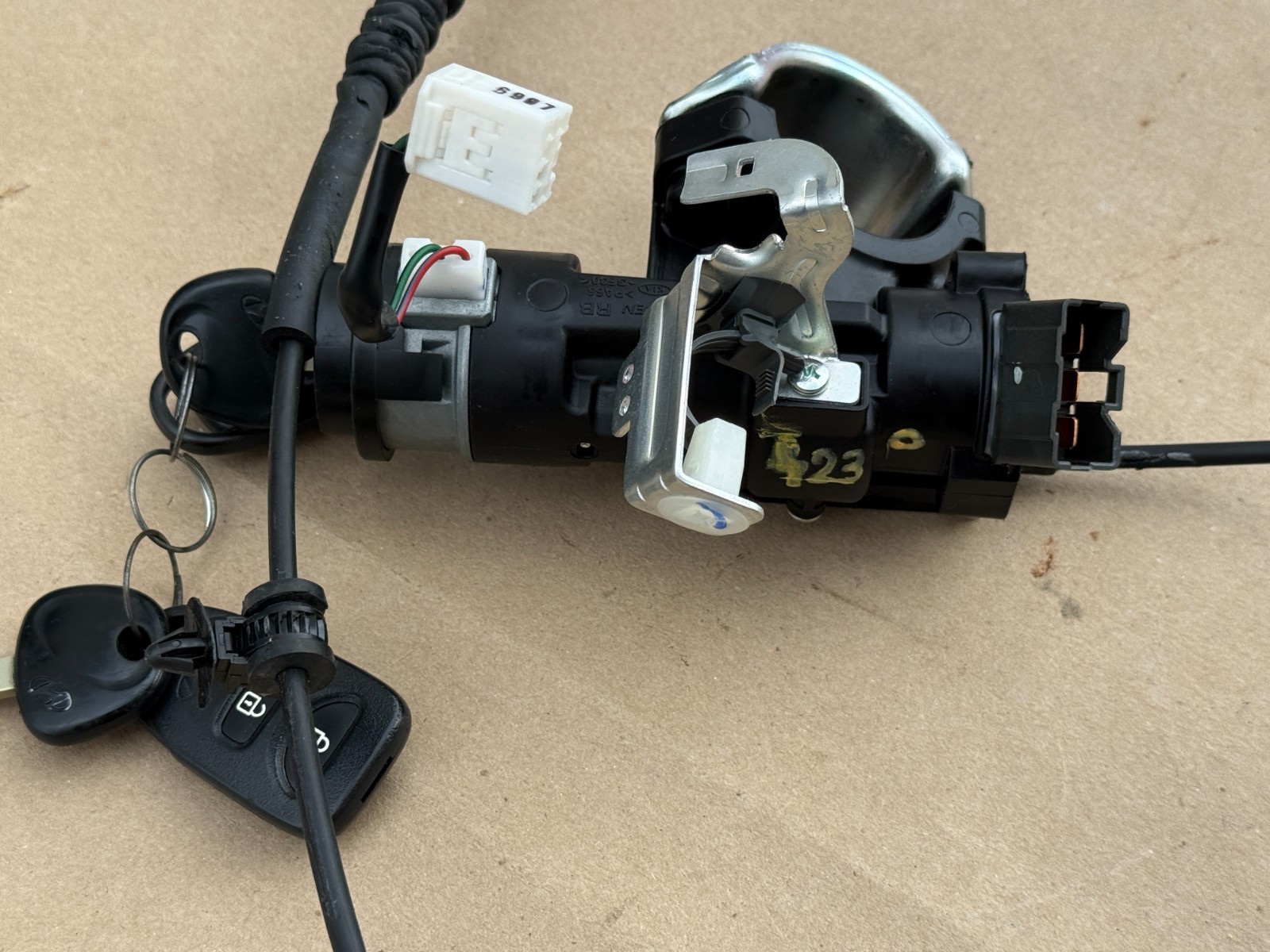 2012-2017 HYUNDAI ACCENT STEERING IGNITION SWITCH LOCK CYLINDER WITH 2 KEYS OEM 2012-2017 HYUNDAI ACCENT STEERING IGNITION SWITCH LOCK CYLINDER WITH 2 KEYS OEM