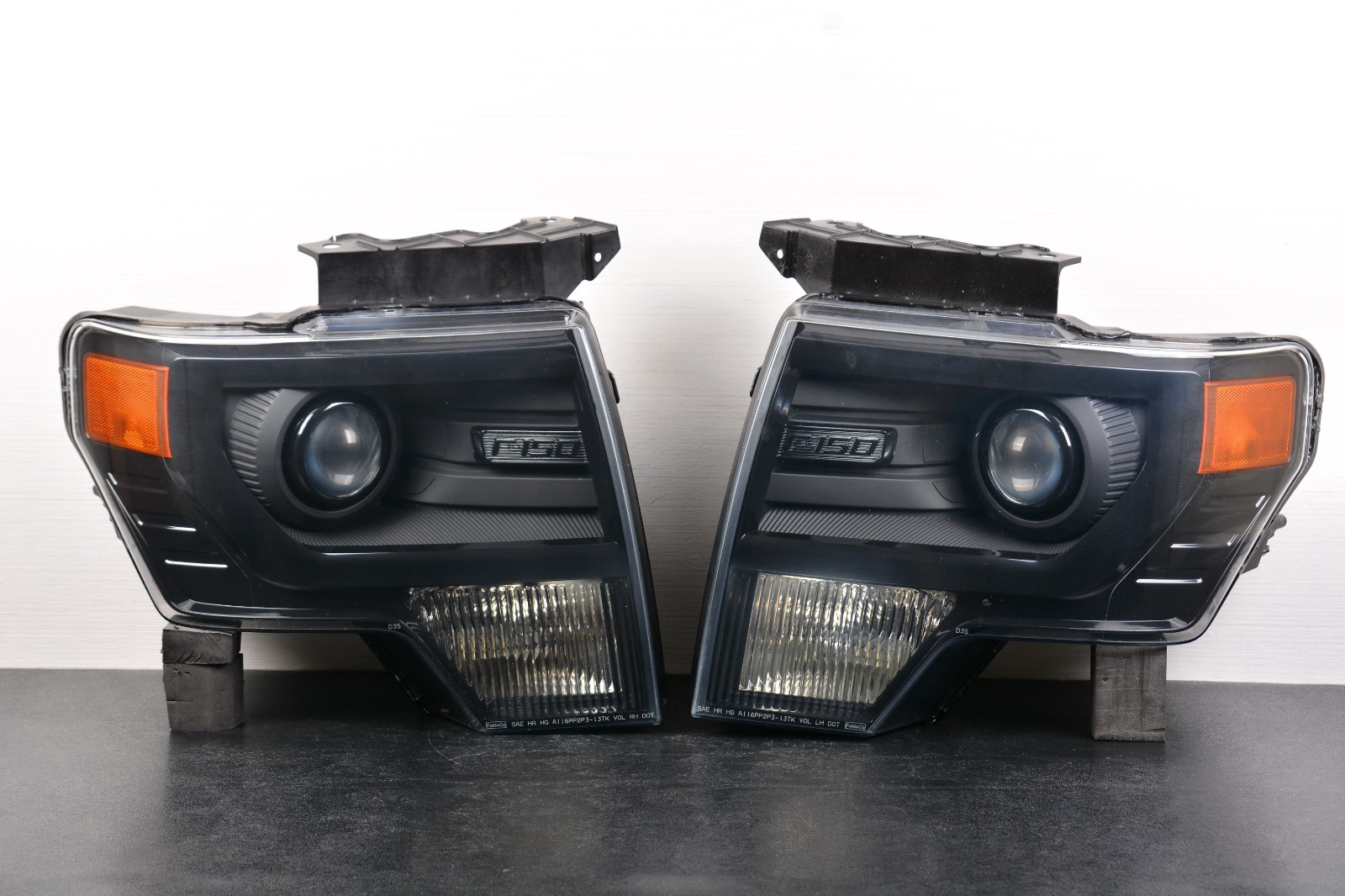 Nice 2011-2014 Ford F-150 Xenon HID Headlight Black SET RIGHT & LEFT OEM
