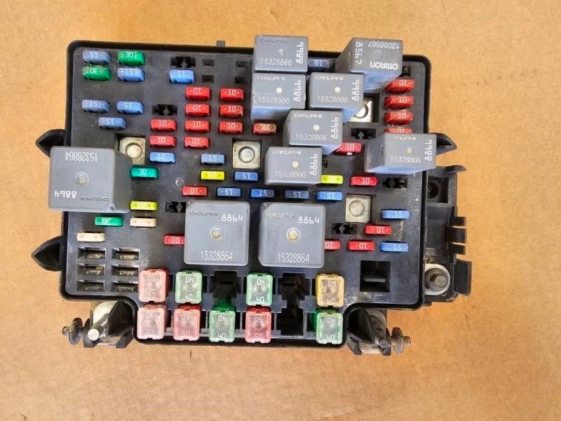 2006-2007  GMC Sierra 1500 2500 Pickup Engine Fuse Box Assembly OEM