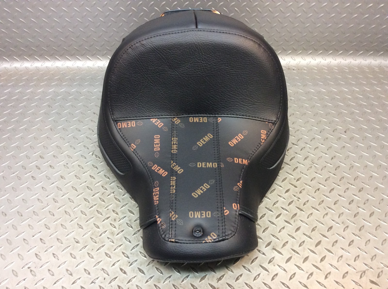 18-25 Harley Davidson Softail Deluxe Heritage Classic DEMO Reach Solo Seat