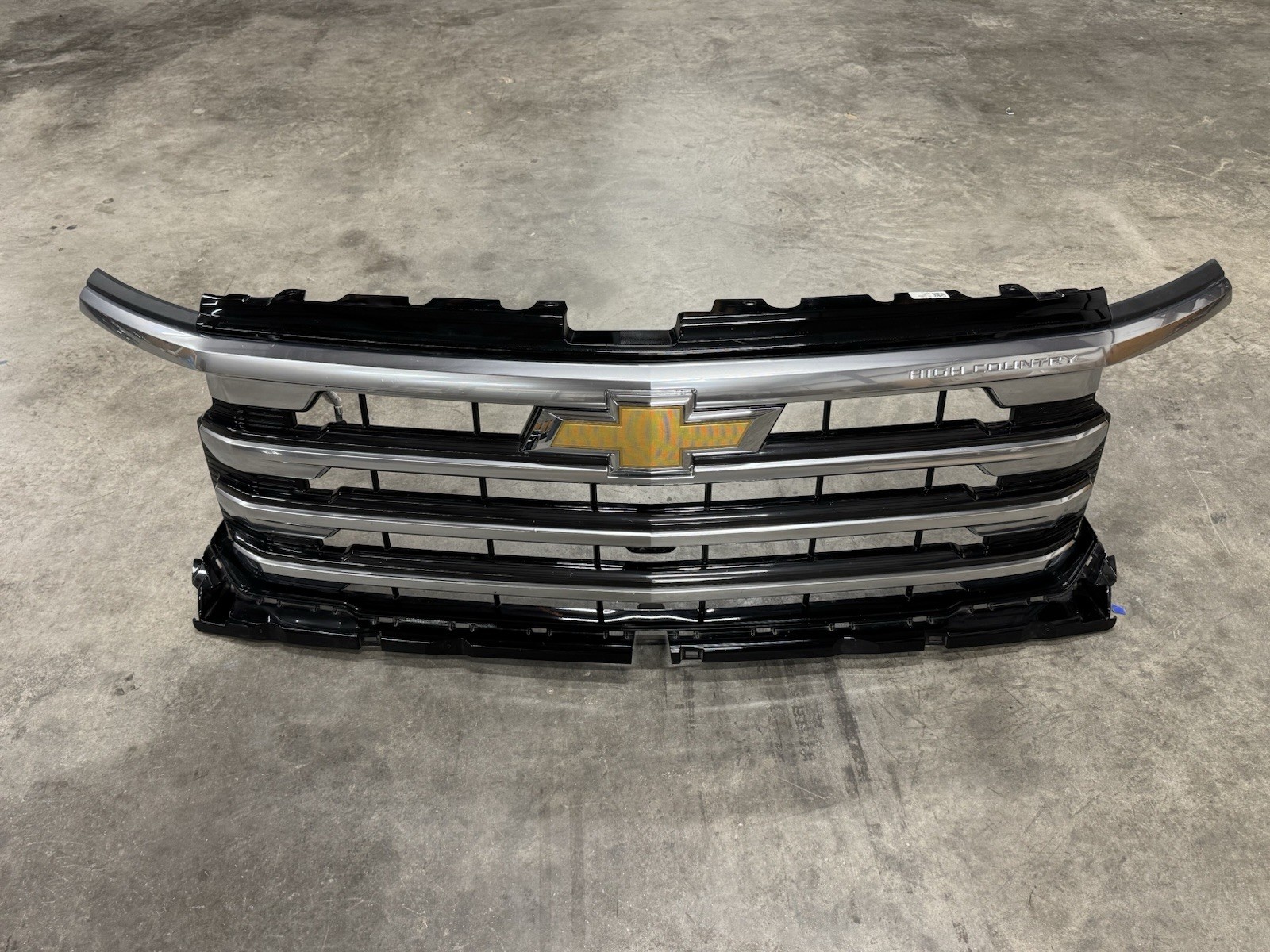 2020 - 2025 Chevrolet Silverado Front Center Grille High Country w/Camera OEM