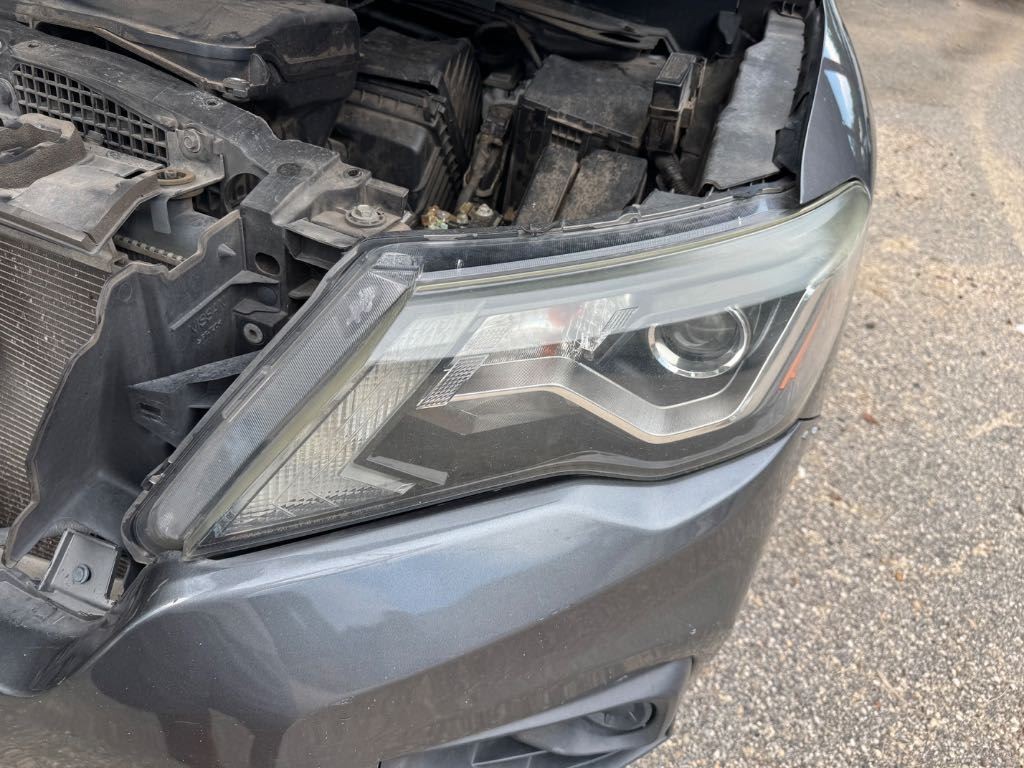 17 20 Nissan Pathfinder Front Left Halogen Headlight Assembly Cracked Mounted