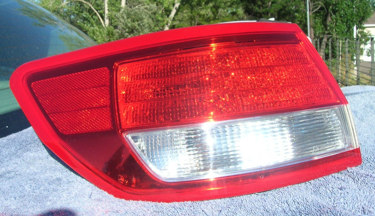 2010-2012 Lincoln MKZ Left Driver\'s Rear Outer Driver\'s Tail Light Lens OEM Nice