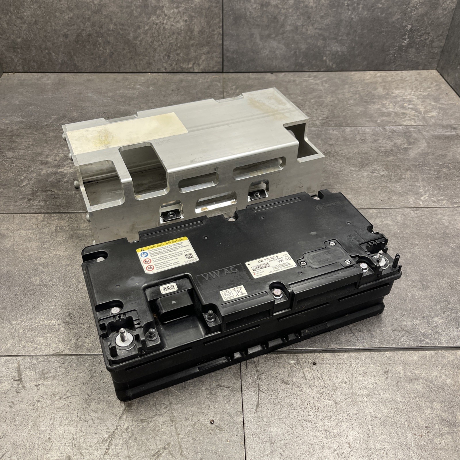 OEM 2019 - 2023 AUDI A6 A7 TRUNK MILD HYBRID 48V BATTERY 4N0915105B