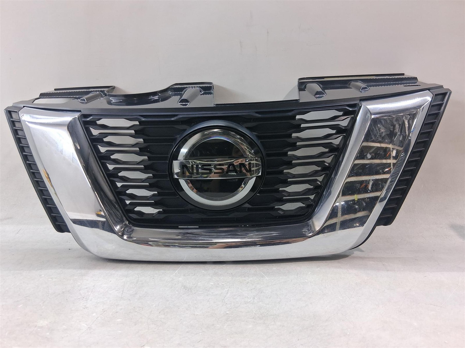 2017 2020 NISSAN ROGUE GRILLE ASSEMBLY OEM FRONT CENTER GRILL