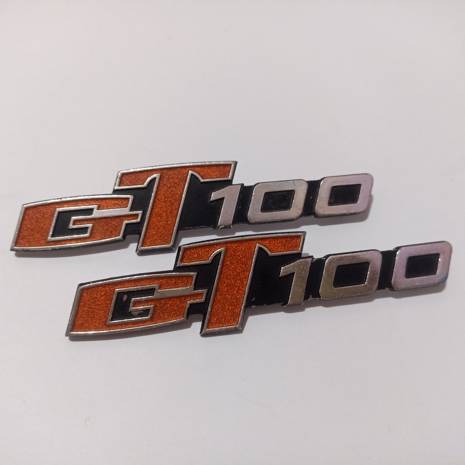 NOS Suzuki GT100 GT 100 Side Cover Emblem Badge Side Cover Genuine Japan Pair