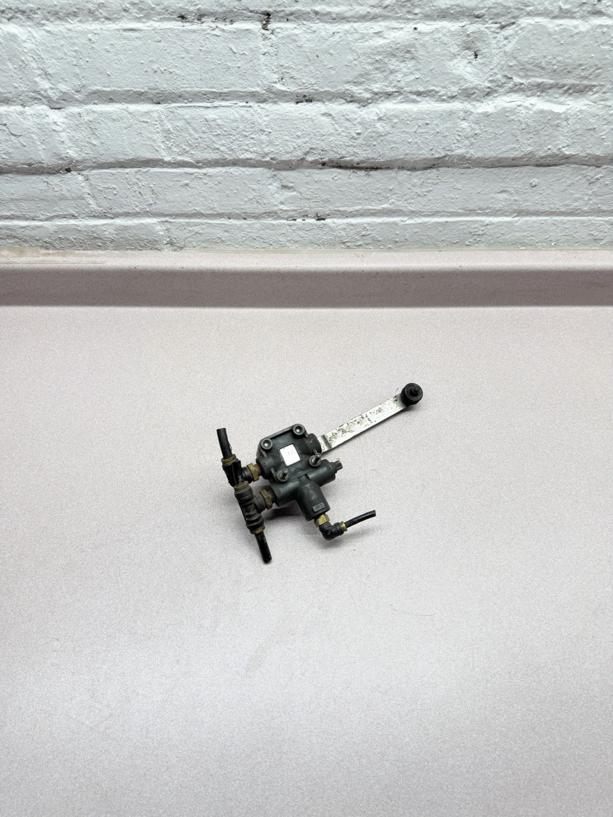 Volvo VNL Genuine Mack Leveling Valve 85148635 Volvo VNL Genuine Mack Leveling Valve 85148635