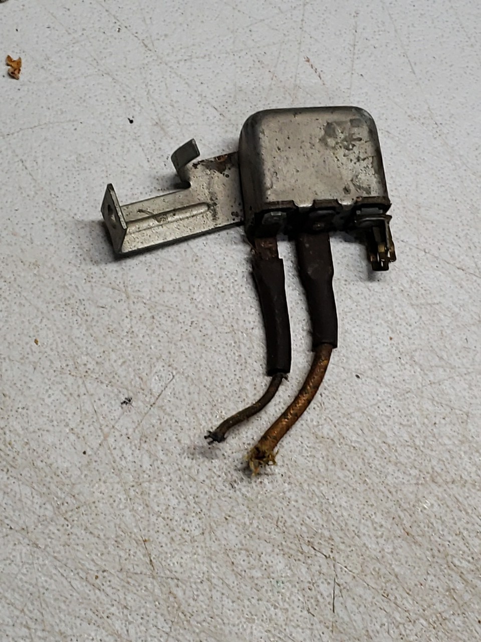 1940 1941 FORD 1939 1940 MERCURY 6V HORN RELAY NOS 13842 CUT FROM NOS HARNESS 1940 1941 FORD 1939 1940 MERCURY 6V HORN RELAY NOS 13842 CUT FROM NOS HARNESS