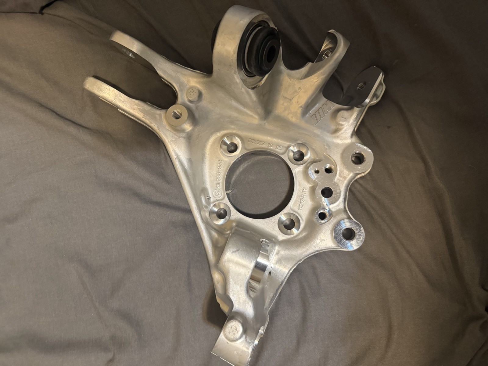 (BRAND NEW) 2015-2021 BMW M3 M4 WHEEL CARRIER (33-30-2-284-796) (BRAND NEW) 2015-2021 BMW M3 M4 WHEEL CARRIER (33-30-2-284-796)