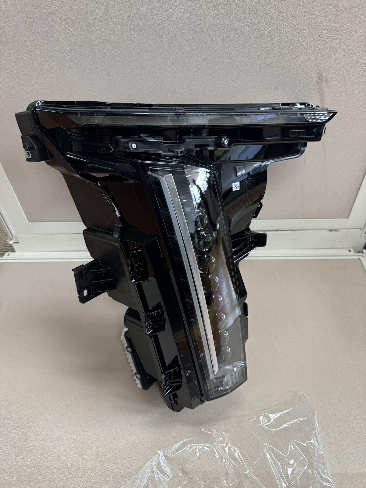 2023-24 CADILLAC LYRIQ ELECTRIC HEADLAMP ASM RH Passenger OEM NEW PART# 85615802 2023-24 CADILLAC LYRIQ ELECTRIC HEADLAMP ASM RH Passenger OEM NEW PART# 85615802