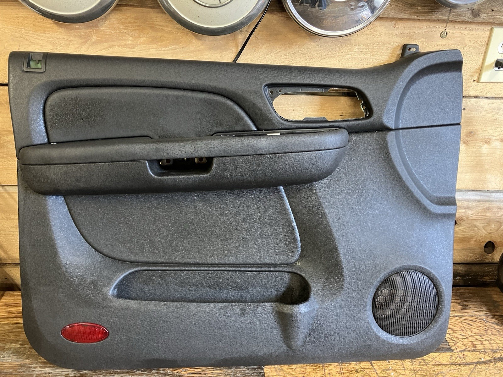 07-09 Chevrolet Tahoe Avalanche Yukon Suburban Drivers Side Front Door Panel Gm