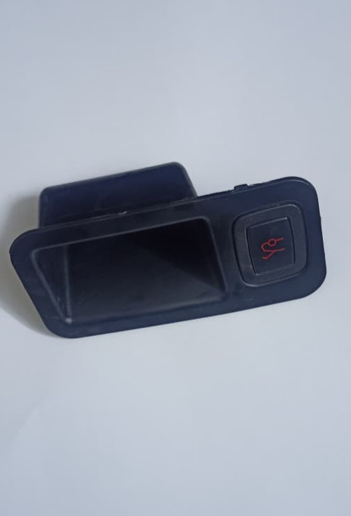 Share Tesla Model S (2012-2017) OEM RH Liftgate Pull Cup with Switch 1010327-00-