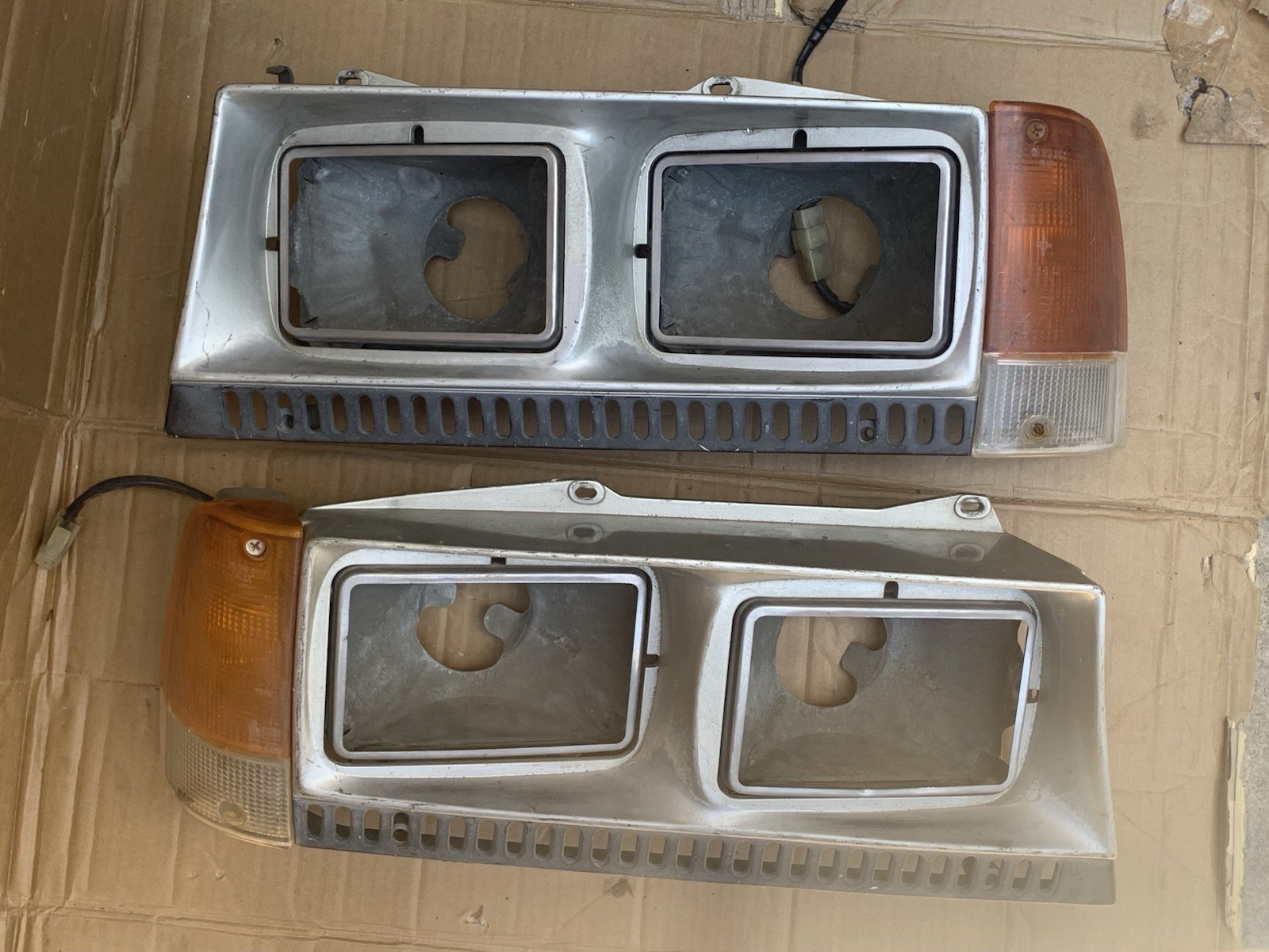 MASERATI BITURBO 228 HEADLIGHT HEAD LIGHT BUCKETS BEZEL TRIM LEFT RIGHT PAIR MASERATI BITURBO 228 HEADLIGHT HEAD LIGHT BUCKETS BEZEL TRIM LEFT RIGHT PAIR