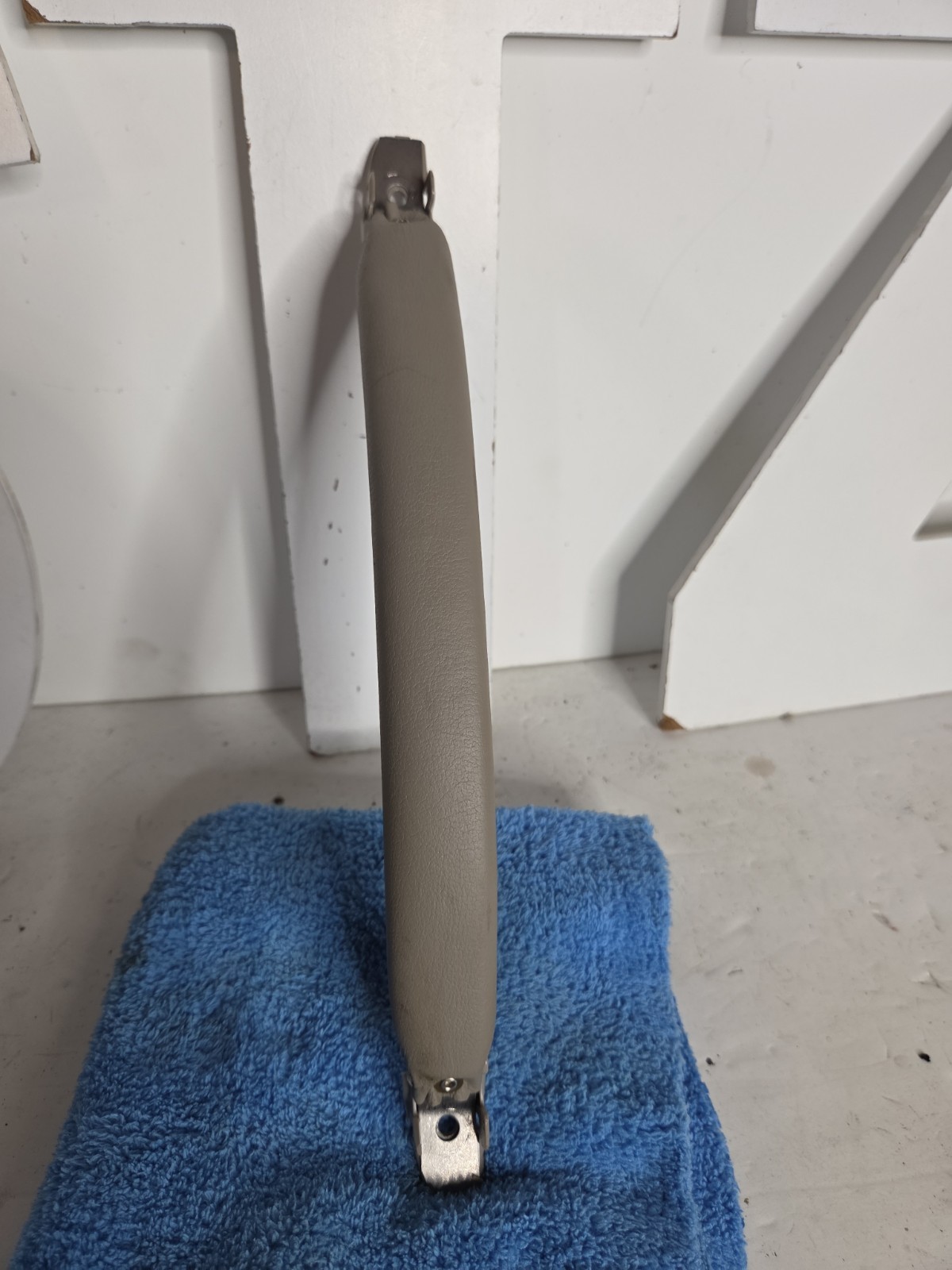 03-11 Lincoln Town Car Pull Strap QG Stone EXCELLENT CONDITION 03-11 Lincoln Town Car Pull Strap QG Stone EXCELLENT CONDITION