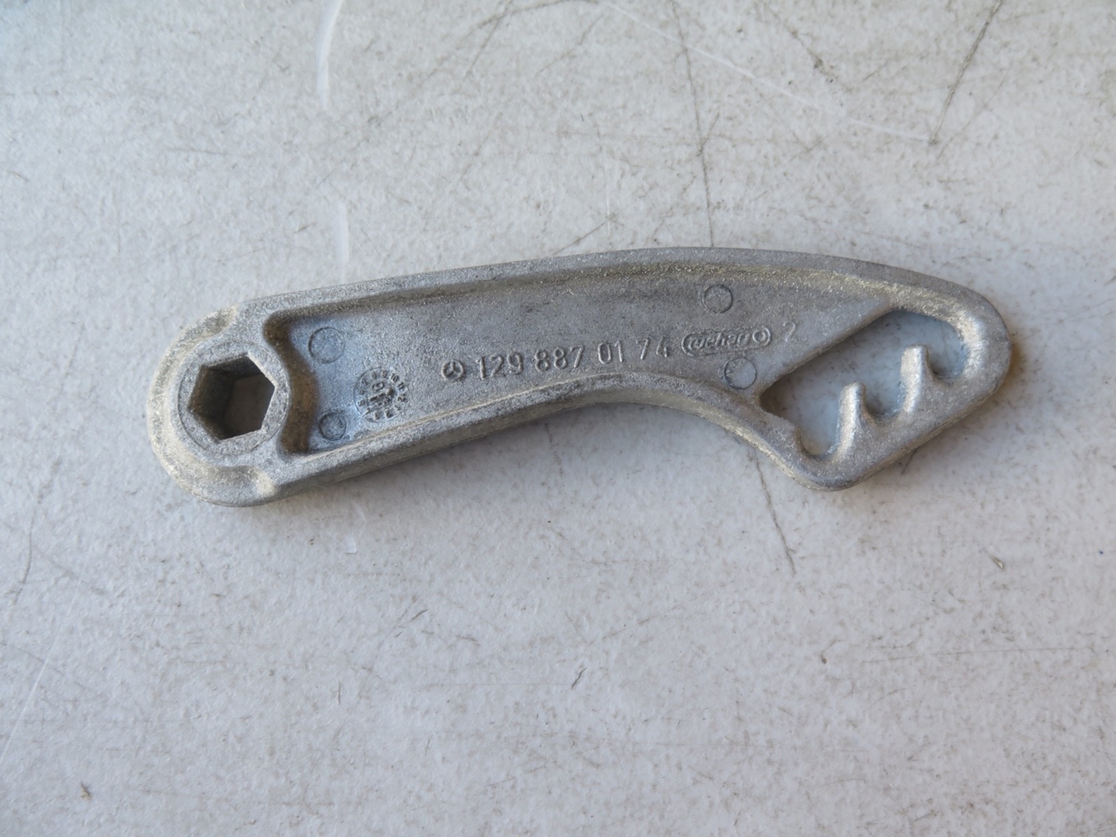 NOS 96 - 99 MBZ Sl Class R129 Hinge Hood Bonnet Left Driver 1298870174 (7A2-2) NOS 96 - 99 MBZ Sl Class R129 Hinge Hood Bonnet Left Driver 1298870174 (7A2-2)