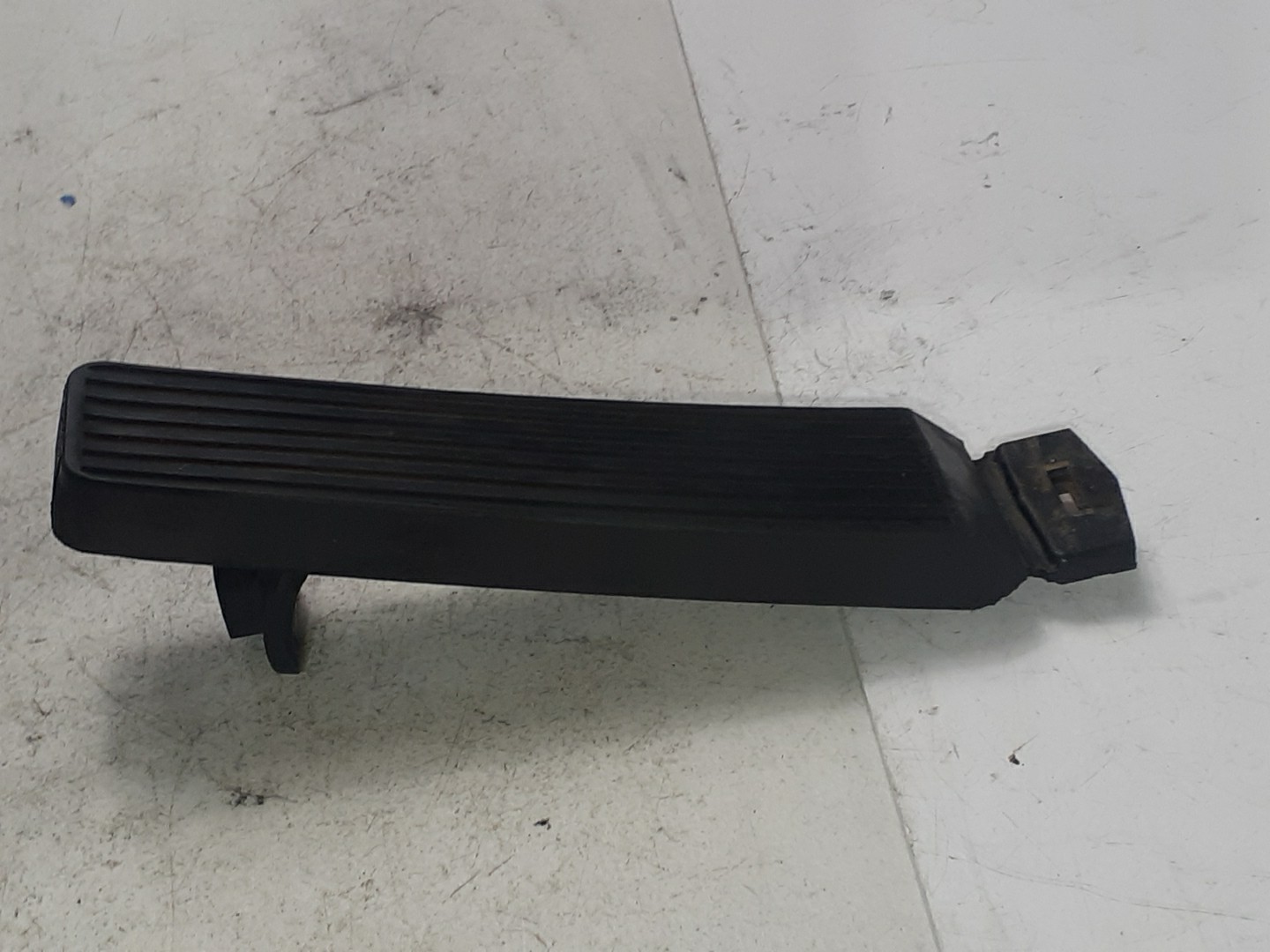 1981-91 Mercedes-Benz 560SEL Accelerator Throttle Gas Pedal OEM 126 300 05 04 1981-91 Mercedes-Benz 560SEL Accelerator Throttle Gas Pedal OEM 126 300 05 04