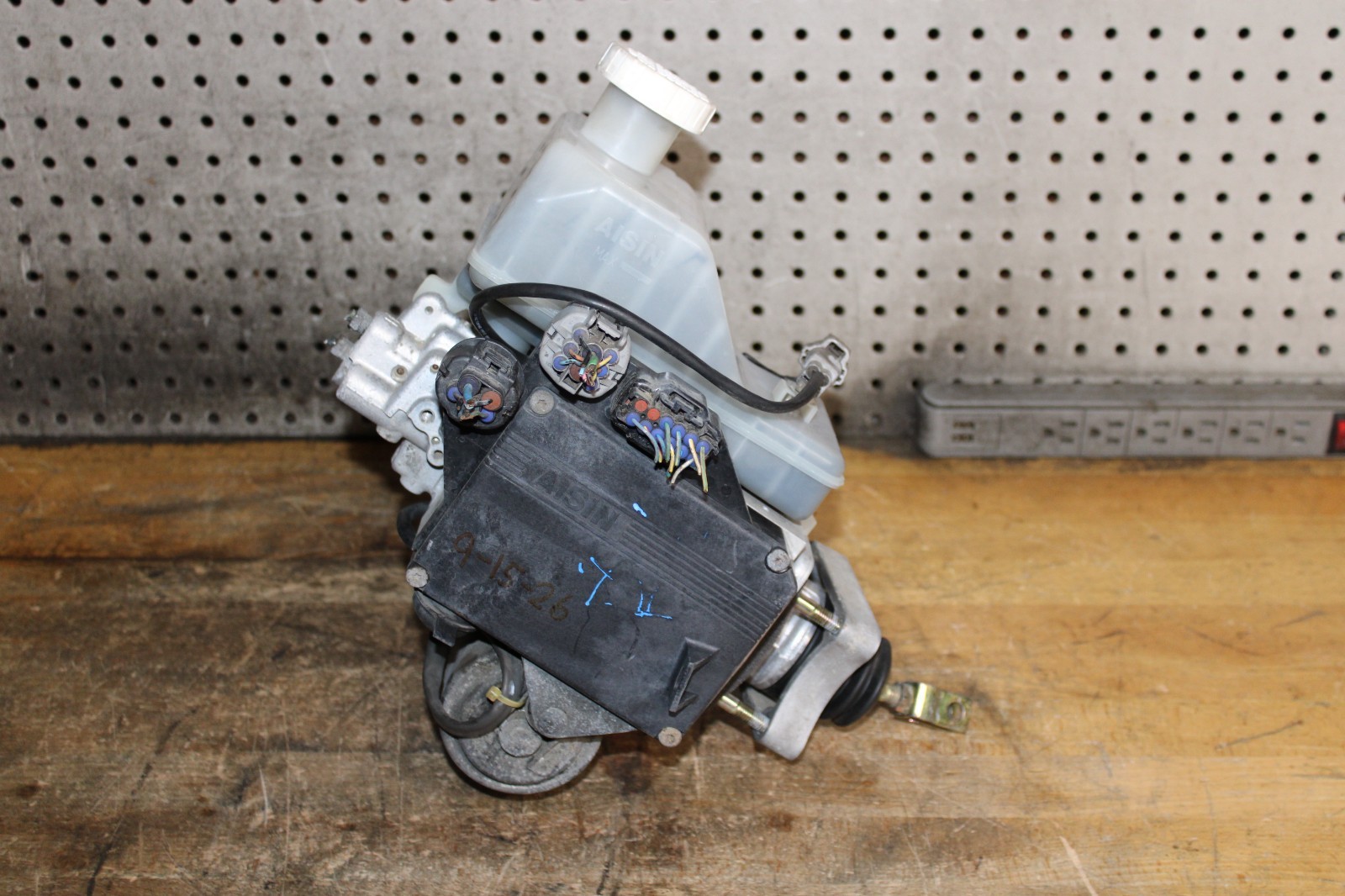 01-02 Mitsubishi Montero OEM AISIN Hydraulic ABS Anti Lock Brake Pump Booster