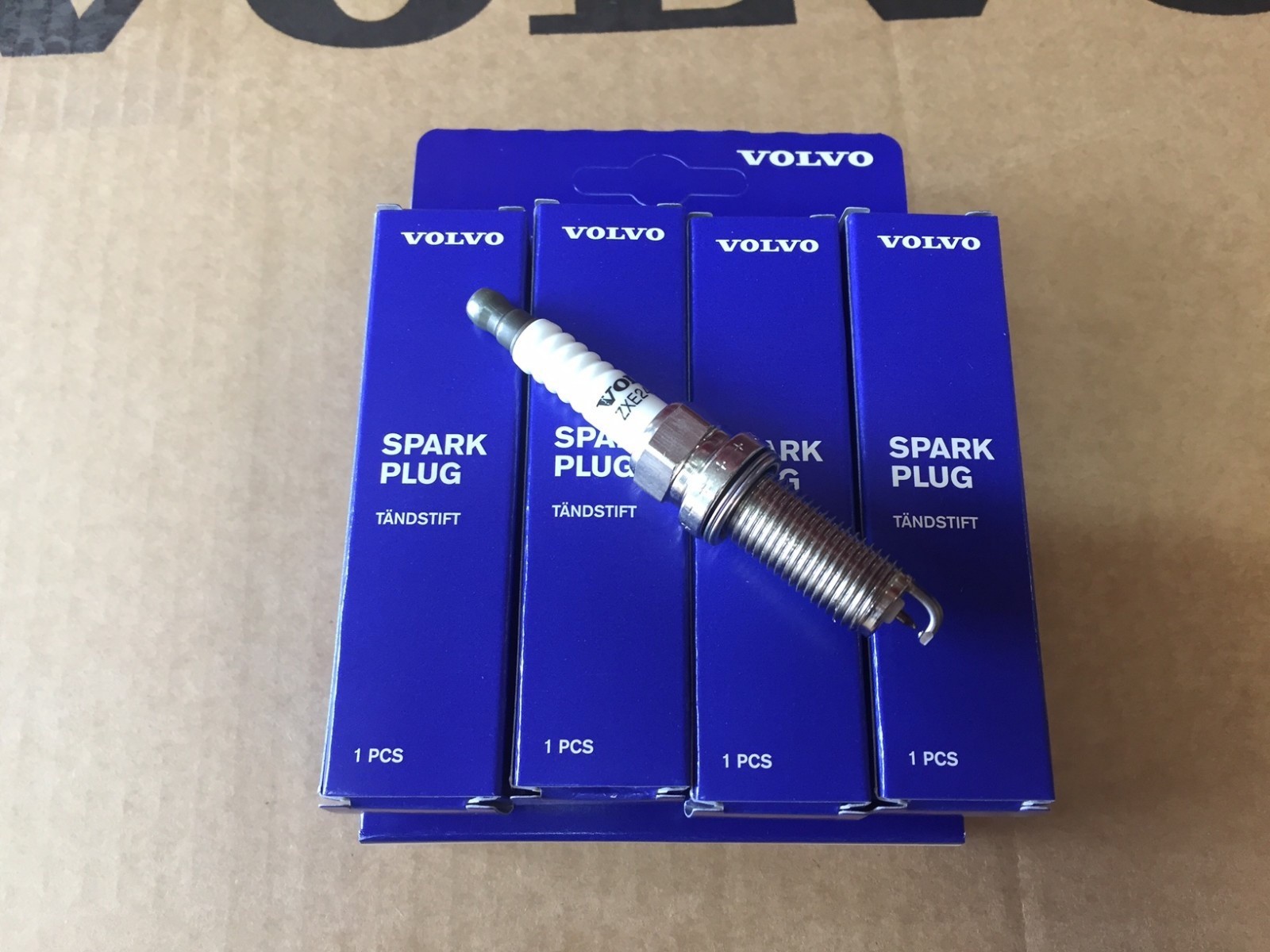 Genuine Volvo Spark Plug Set (4) 32290011 OE OEM Genuine Volvo Spark Plug Set (4) 32290011 OE OEM