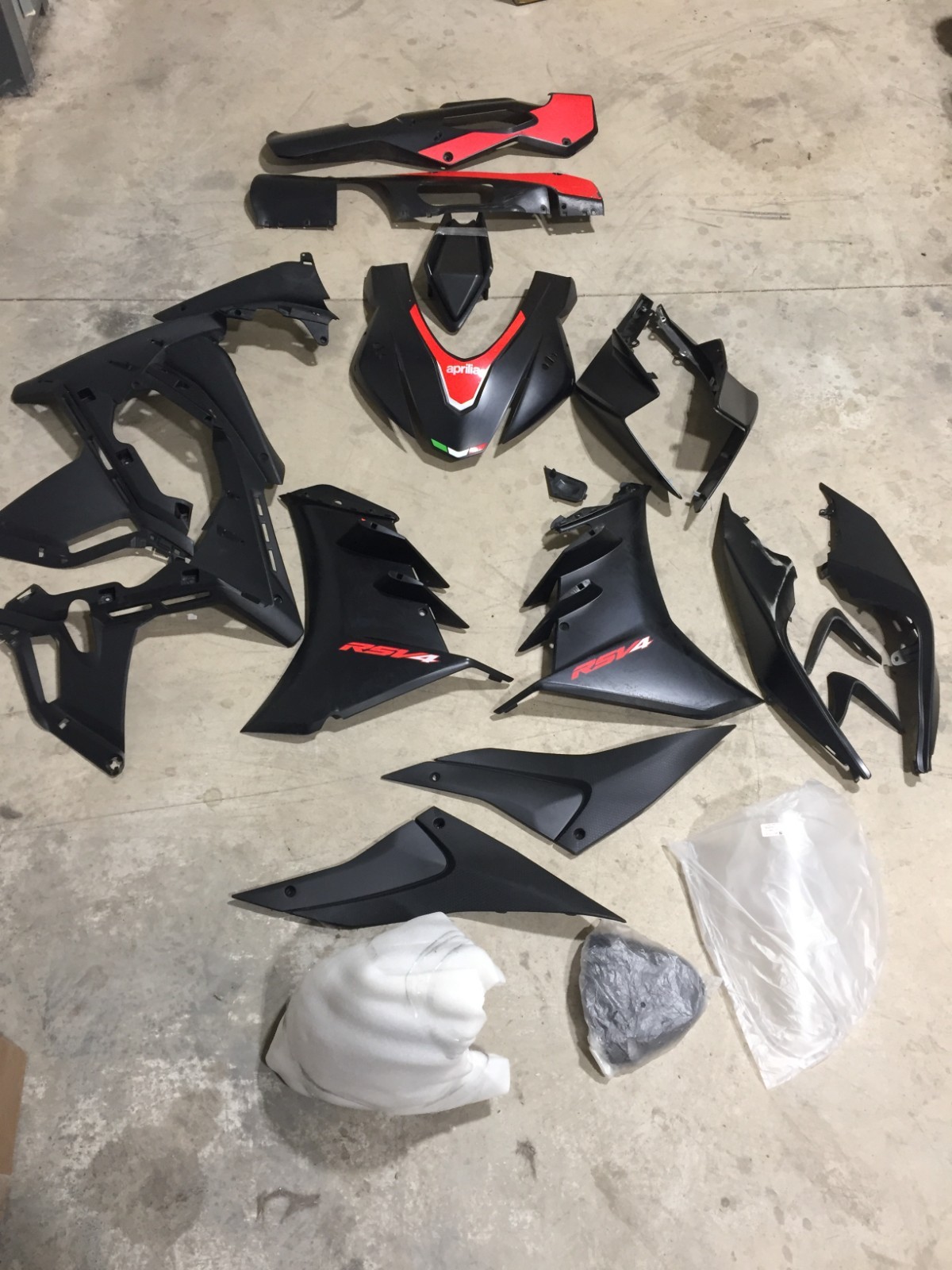 2024 Aprilia Rsv4 OEM AND AFTERMARKET MIXTURE COMPLETE SET READ #C