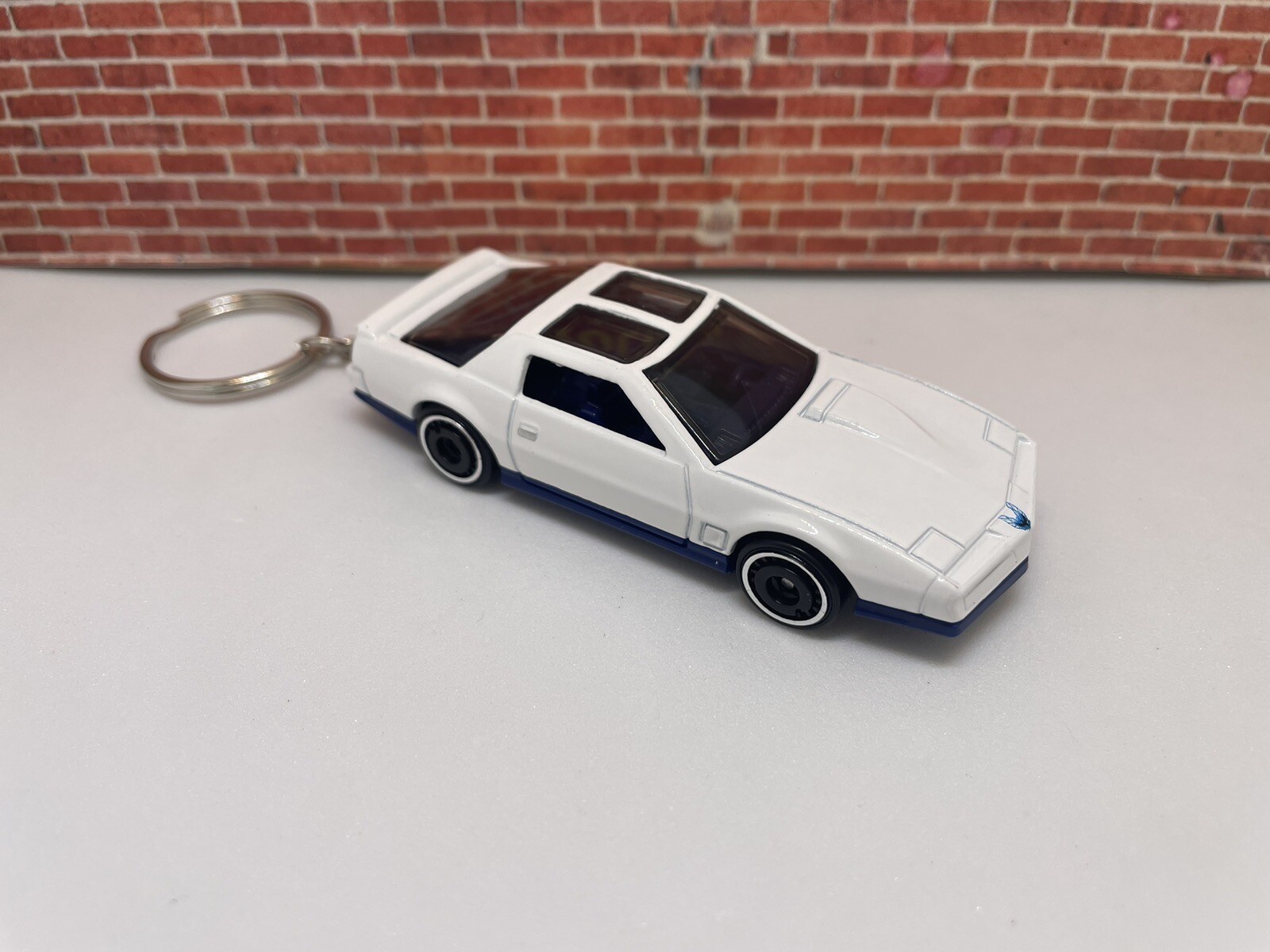 KEYCHAIN for 1984 PONTIAC FIREBIRD WHITE AUTO CAR KEYS CHAINS RING LANYARD