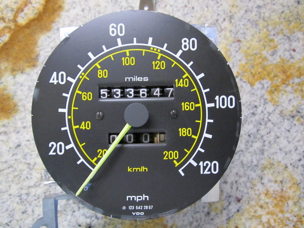 77-85 Mercedes W123 300D 300TD 300CD 240D Speedometer Odometer Instrument