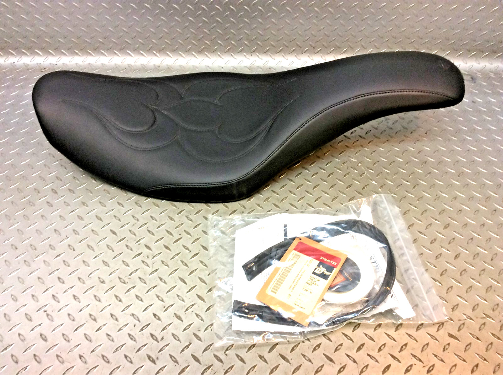 96-03 Harley Davidson Dyna Super Glide Low Profile Stitch Seat 51282-02 NOS NICE