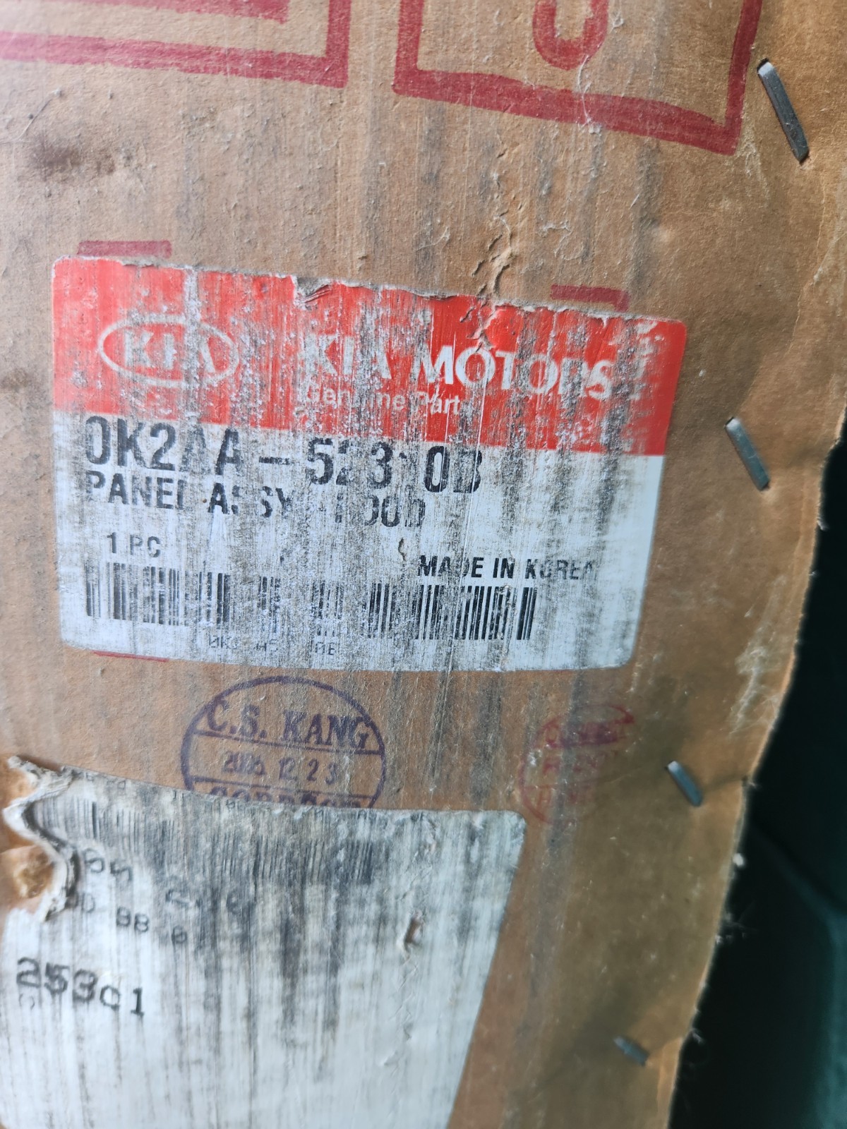 98-02 KIA SEPHIA O.E.M HOOD IN UNOPENED BOX AND AFTERMARKET RIGHT FENDER 98-02 KIA SEPHIA O.E.M HOOD IN UNOPENED BOX AND AFTERMARKET RIGHT FENDER