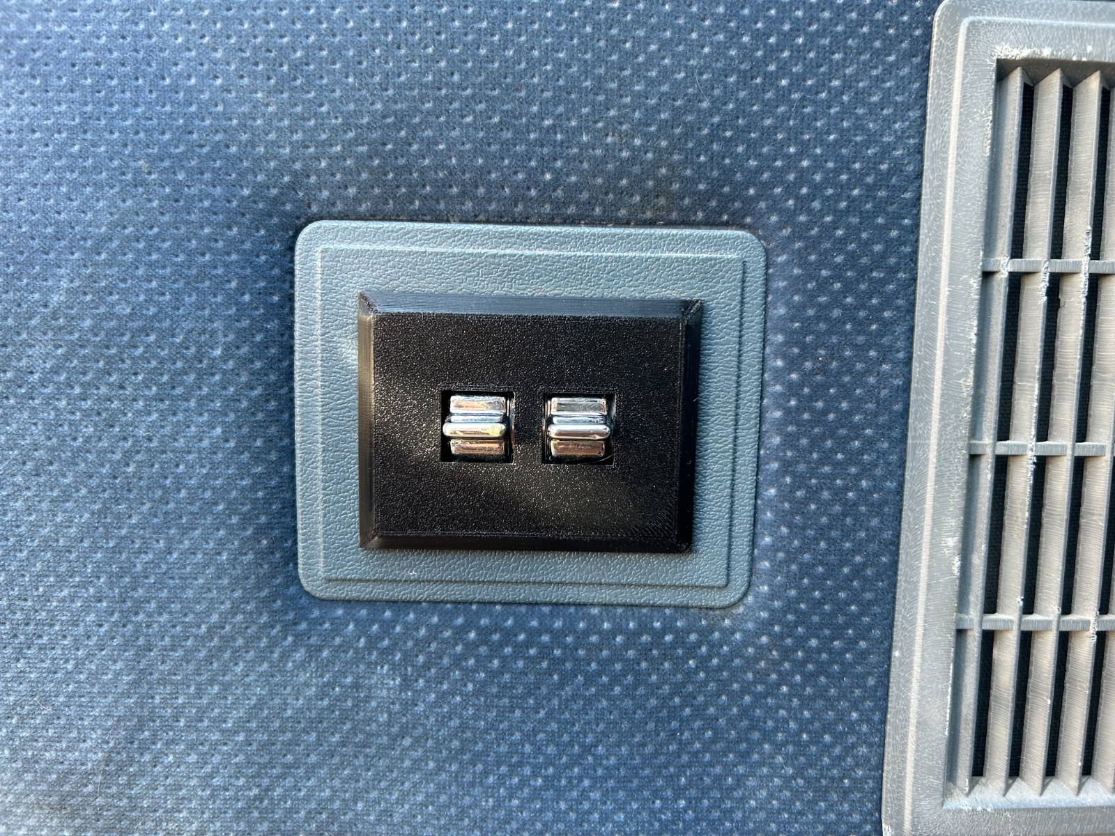 1980-1986 Ford F-Series Full Power Window Switch Bezel (DRIVER'S SIDE) 1980-1986 Ford F-Series Full Power Window Switch Bezel (DRIVER'S SIDE)