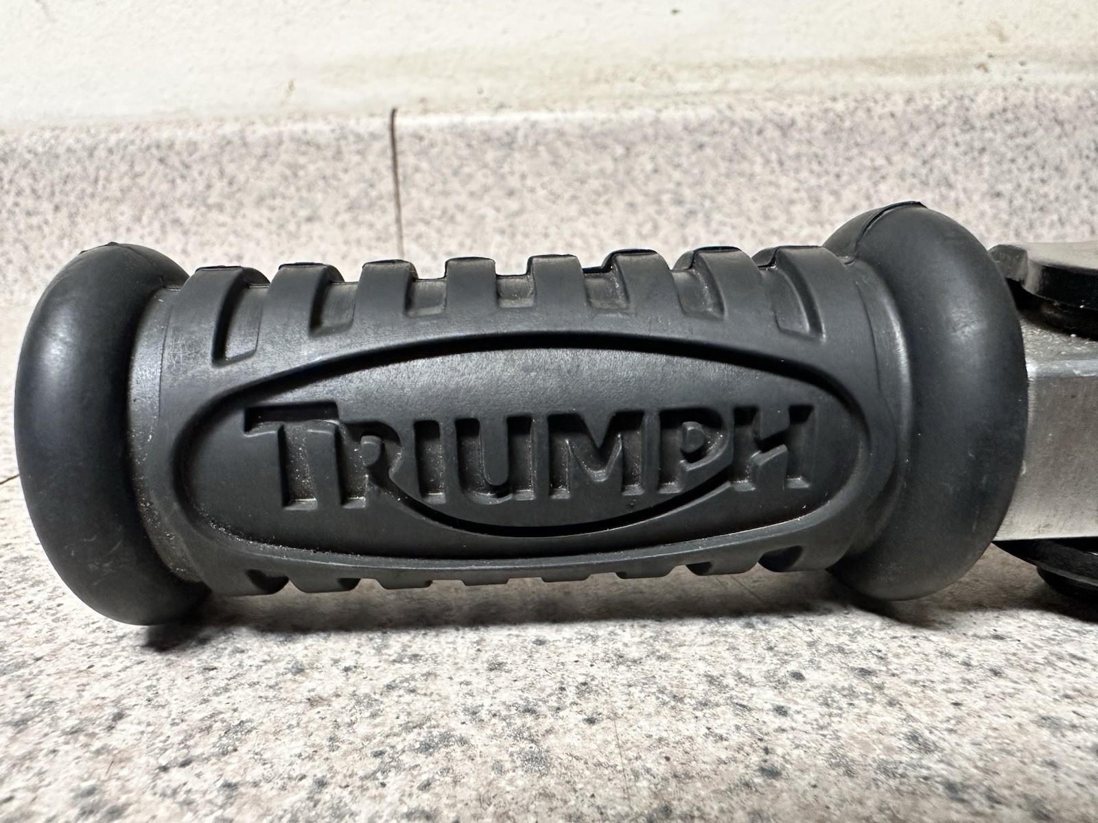 Triumph Bonneville T100, Thruxton rear Foot Pegs with Pegs Mounts 2001-2015