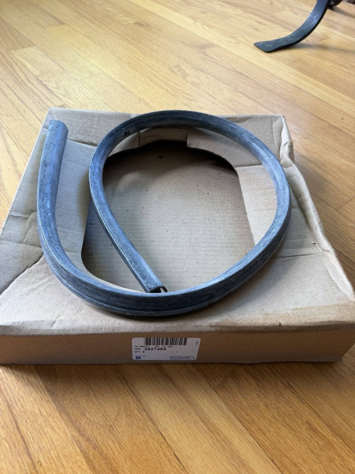 GM Weatherstrip 3927464 New Pls Read