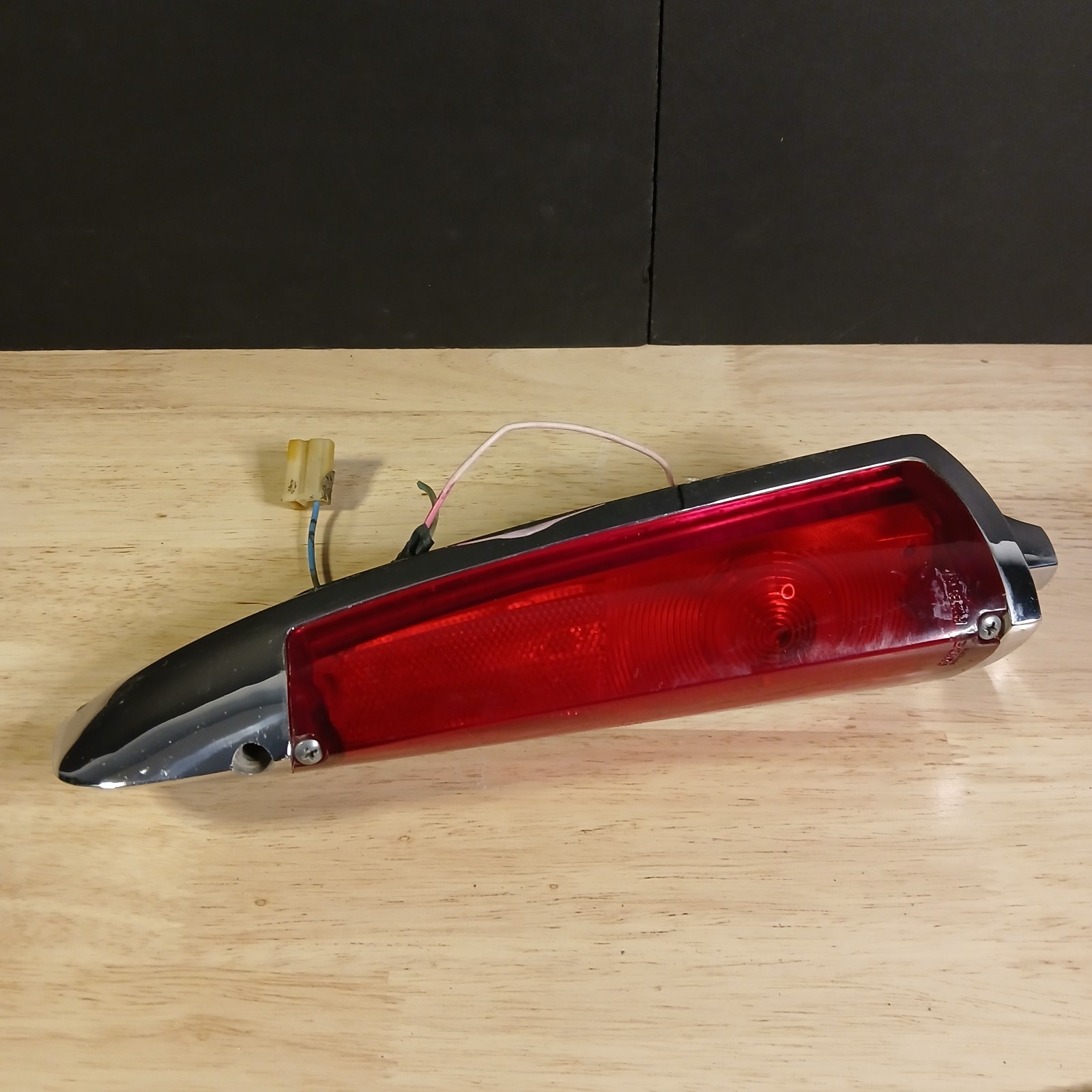 1961 Pontiac Station Wagon Bonneville Taillight Lens Assy Guide R2B-61 - OEM RH