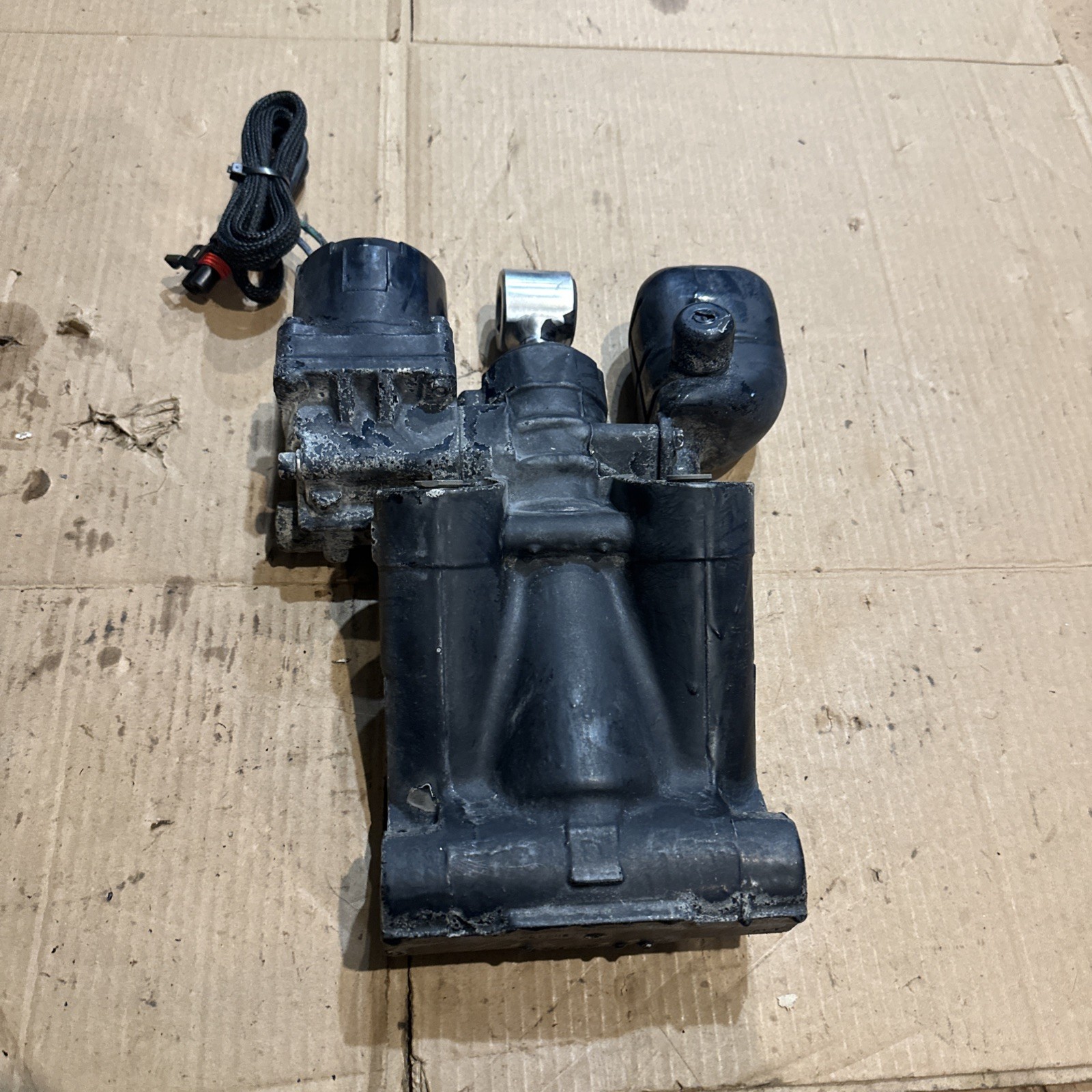 Johnson Evinrude FICHT V4 90 115 HP Hydraulic Tilt Trim Assembly 0439935 5005113 Johnson Evinrude FICHT V4 90 115 HP Hydraulic Tilt Trim Assembly 0439935 5005113