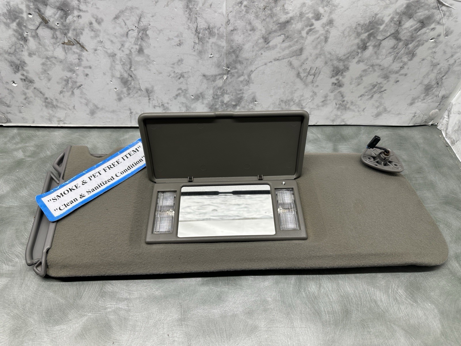 95-99 CHEVY GMC Suburban Yukon Tahoe Passenger Right Side Sun visor Gray