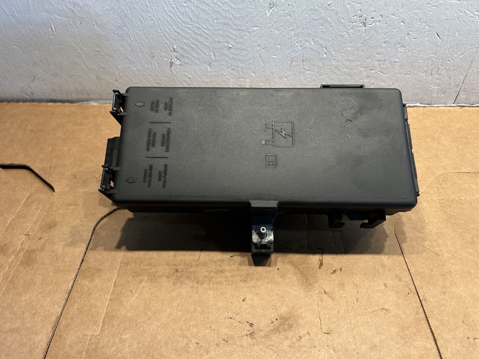 06-07 DODGE RAM 1500 TRUCK FUSE BOX TIPM INTEGRATED POWER MODULE P56049 OEM 06-07 DODGE RAM 1500 TRUCK FUSE BOX TIPM INTEGRATED POWER MODULE P56049 OEM