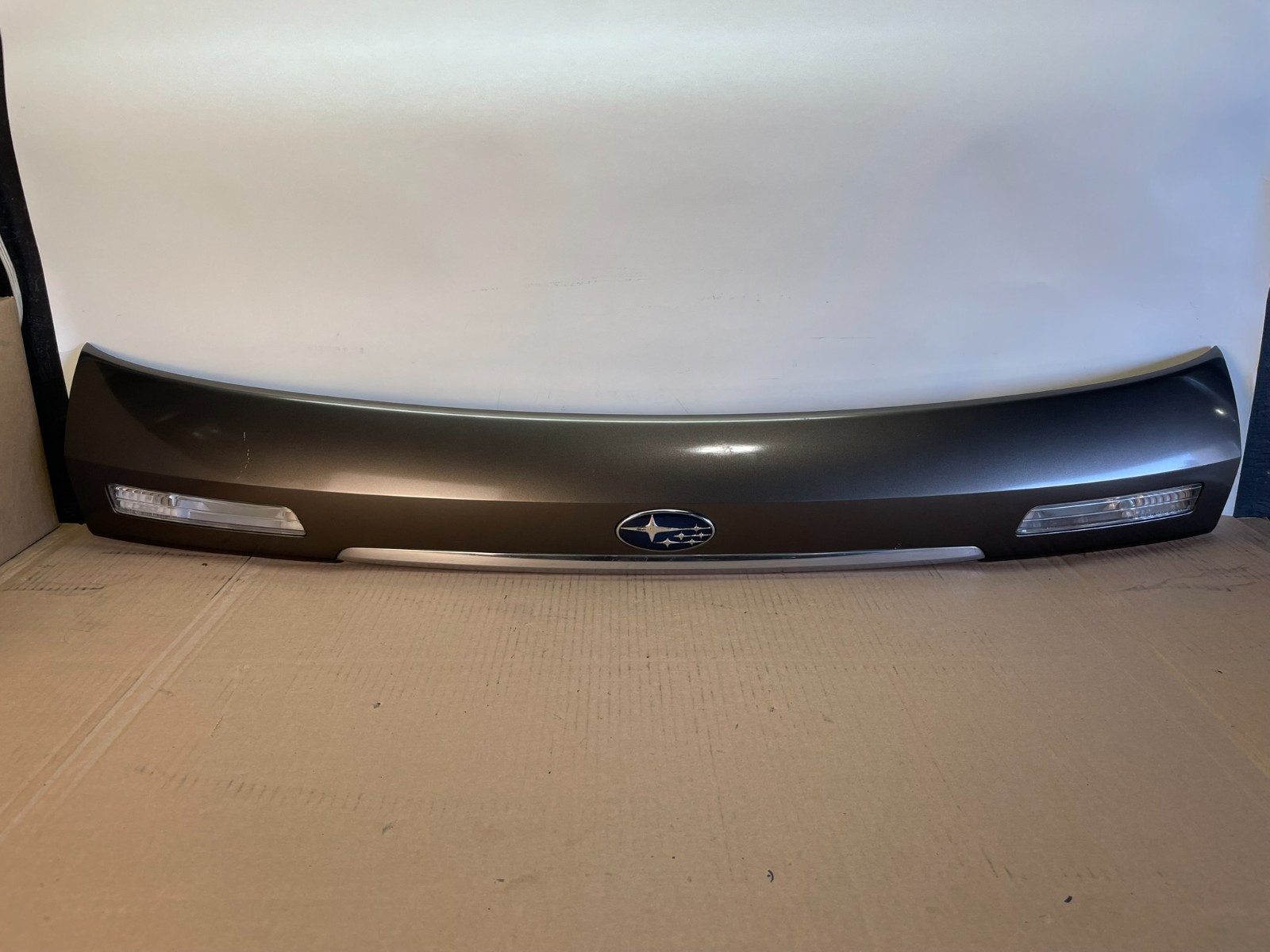 2005-2009 Subaru Legacy Outback Tail Lift Gate Trunk Finish Molding AH0470 DG