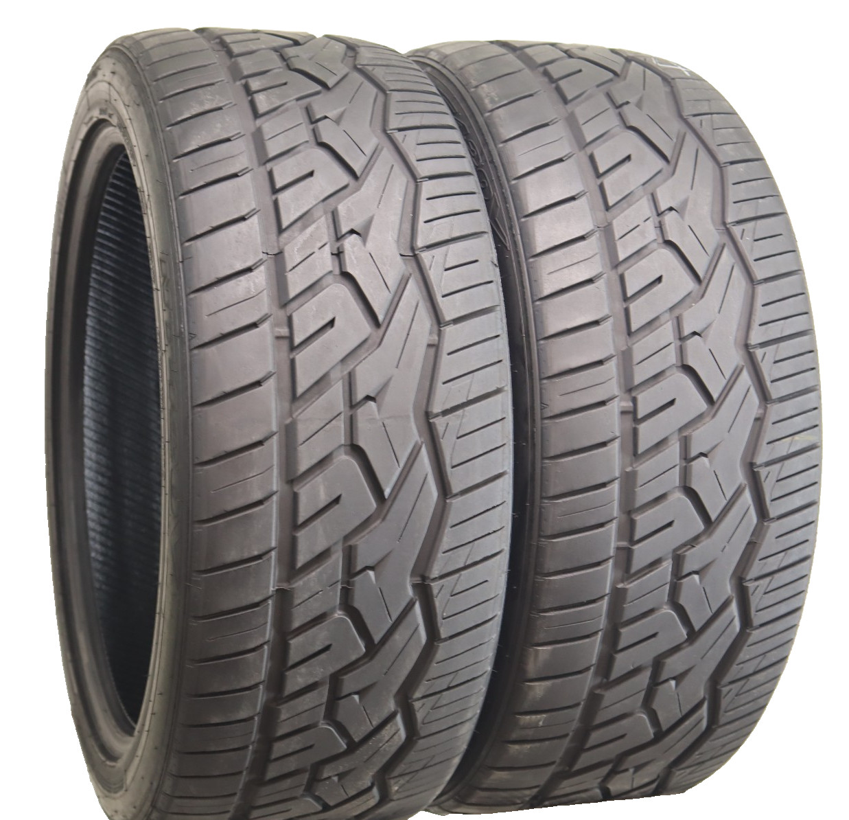 2 285/40R22 Nitto NT420 110W 8.5/32 DOT3925 S64 2 285/40R22 Nitto NT420 110W 8.5/32 DOT3925 S64