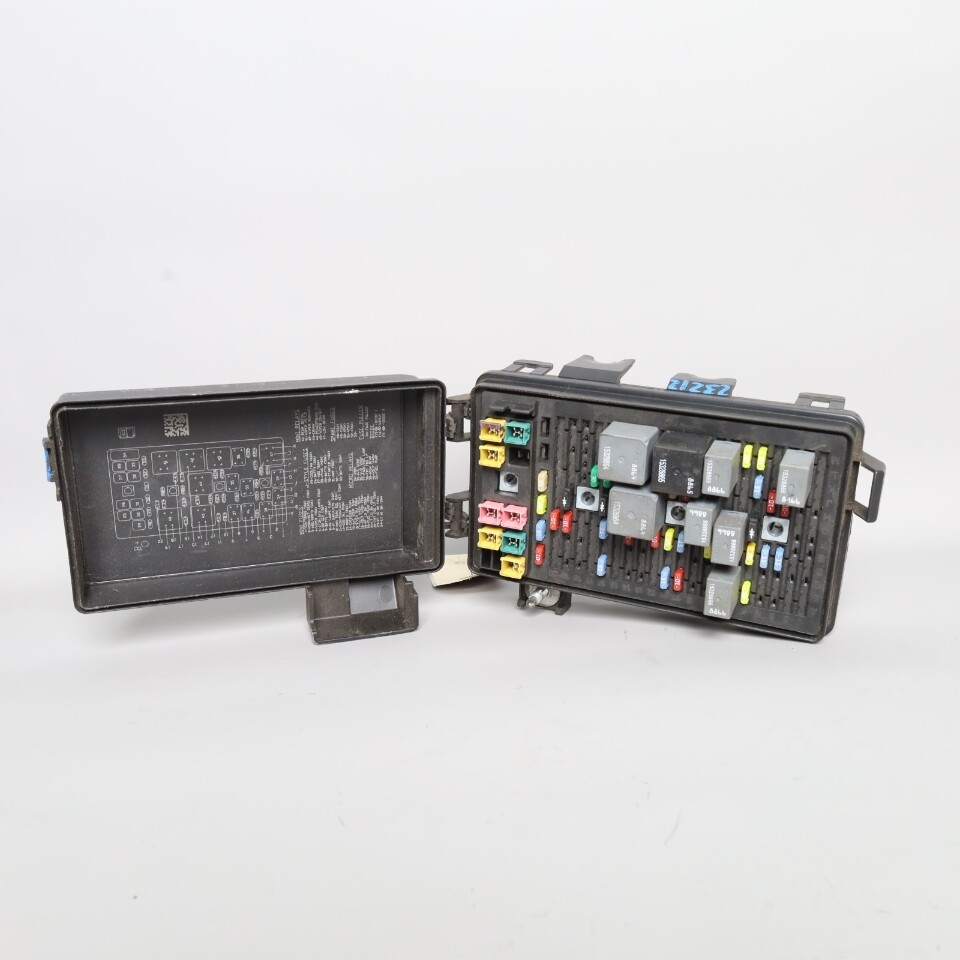 2005-2007 Chevrolet Corvette C6 Engine Relay Fuse Block OEM 2005-2007 Chevrolet Corvette C6 Engine Relay Fuse Block OEM