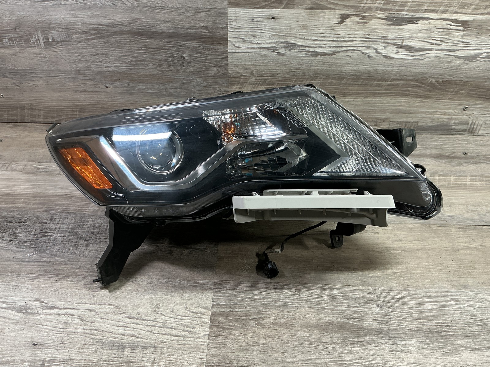 USED - 2017-2020 Nissan Pathfinder R Headlamp Halogen - OEM USED - 2017-2020 Nissan Pathfinder R Headlamp Halogen - OEM