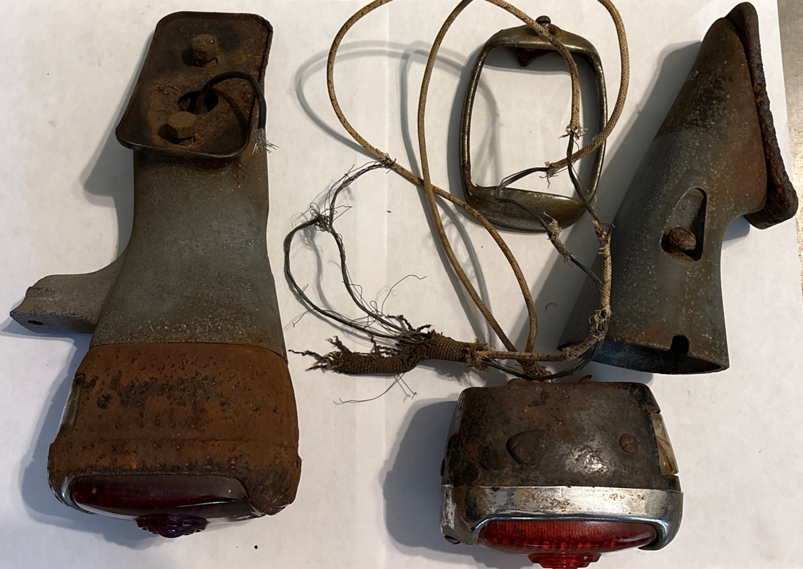 1937 1938 VINTAGE CHEVROLET CHEVY CAR TAIL LIGHT STOPRAY GUIDE LENS ORIGINALS GM 1937 1938 VINTAGE CHEVROLET CHEVY CAR TAIL LIGHT STOPRAY GUIDE LENS ORIGINALS GM