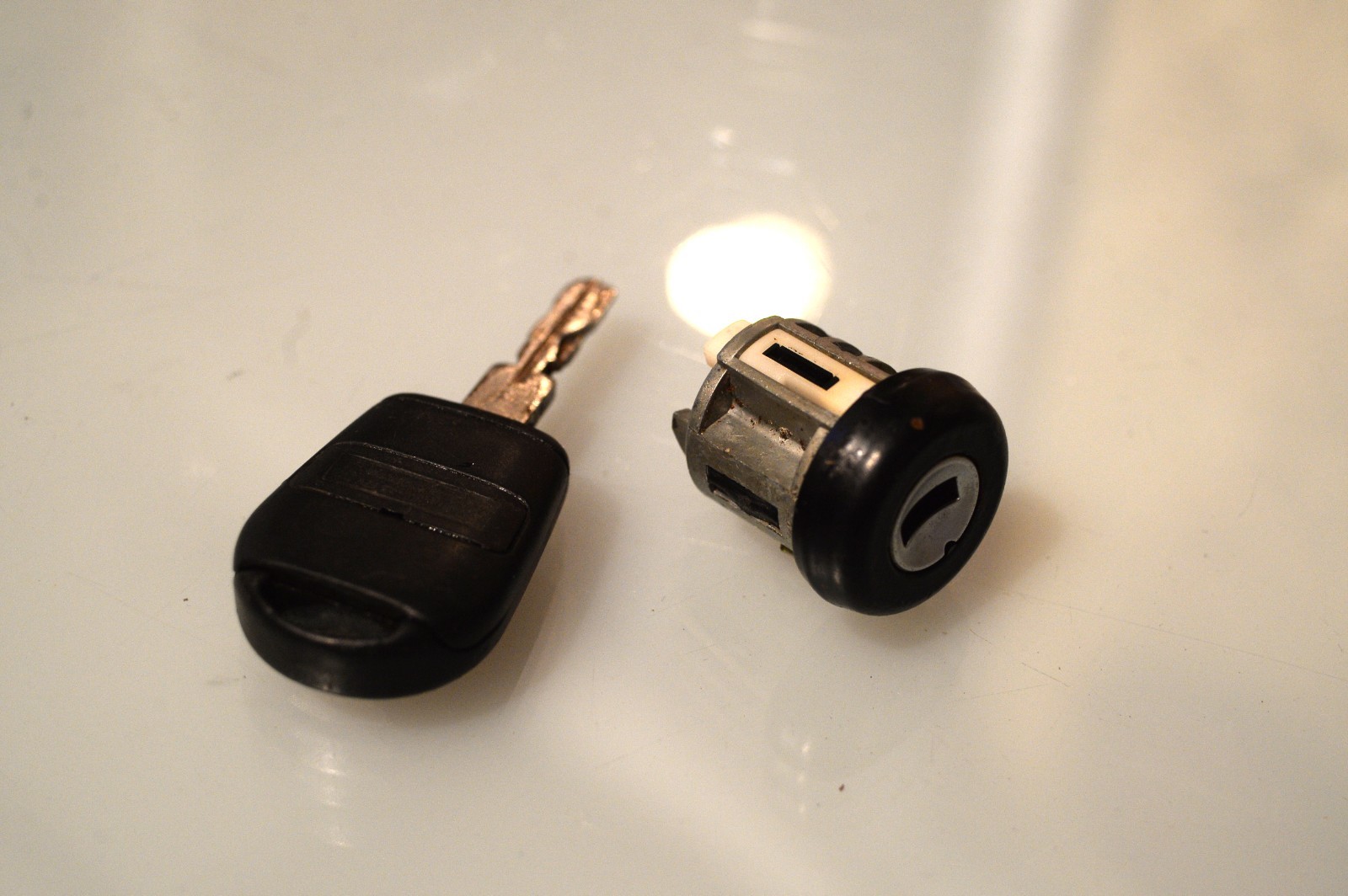 BMW E31 E32 735i 740i E34 525i 535i 540i E36 LOCK CYLINDER WITH KEY 32321156757 BMW E31 E32 735i 740i E34 525i 535i 540i E36 LOCK CYLINDER WITH KEY 32321156757