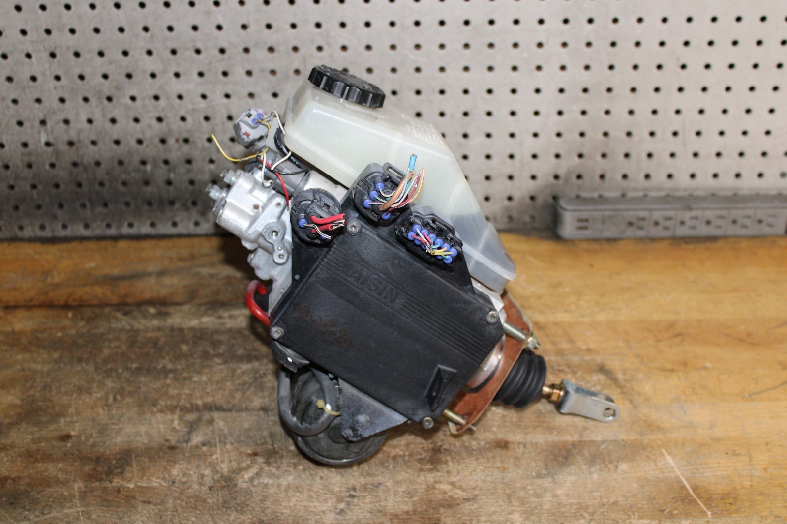 1998-05 Lexus GS300 GS400 GS430 ABS Anti Lock Brake Booster Pump Master Cylinder 1998-05 Lexus GS300 GS400 GS430 ABS Anti Lock Brake Booster Pump Master Cylinder
