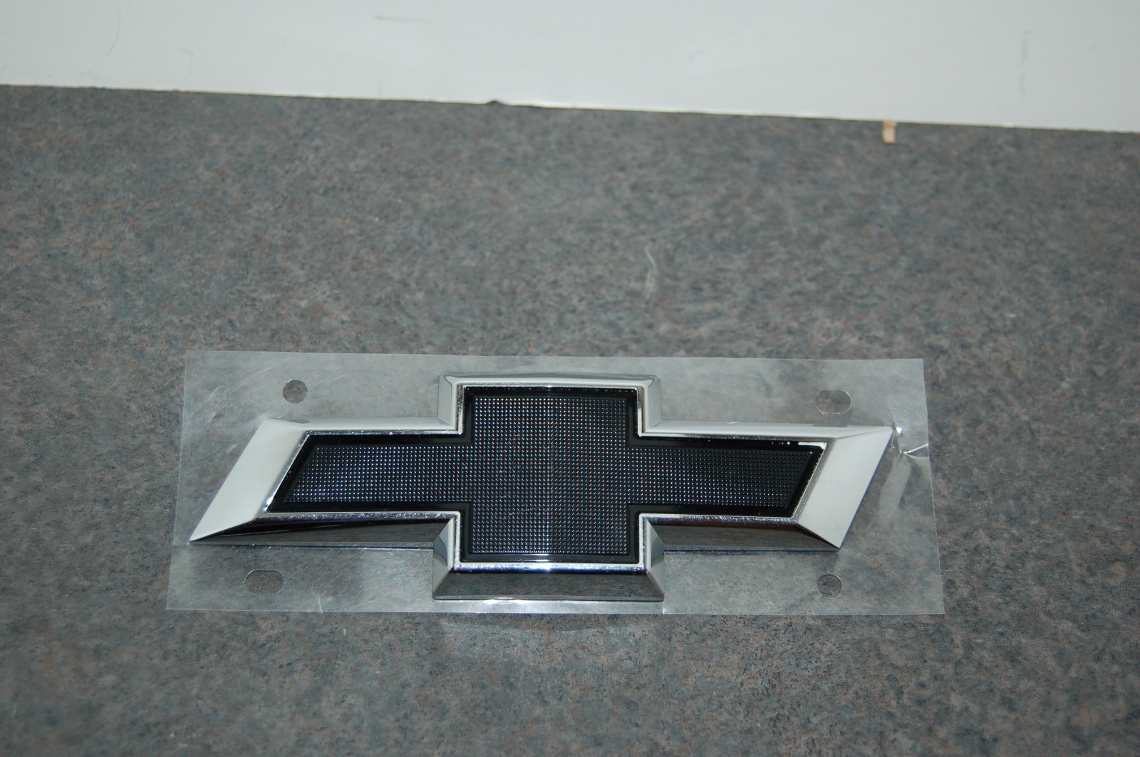 USED GENUINE 2019-2026 GM 84188543 BLACK TAILGATE BOWTIE EMBLEM CHEVROLET BLAZER