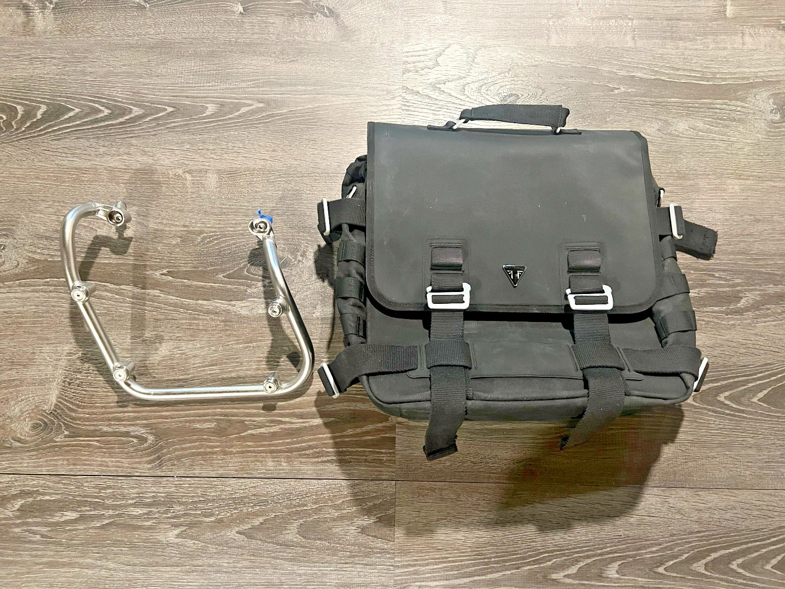 Triumph Scrambler 1200 XE/XC A9518568 Rugged Pannier and A9510700 Bracket Triumph Scrambler 1200 XE/XC A9518568 Rugged Pannier and A9510700 Bracket