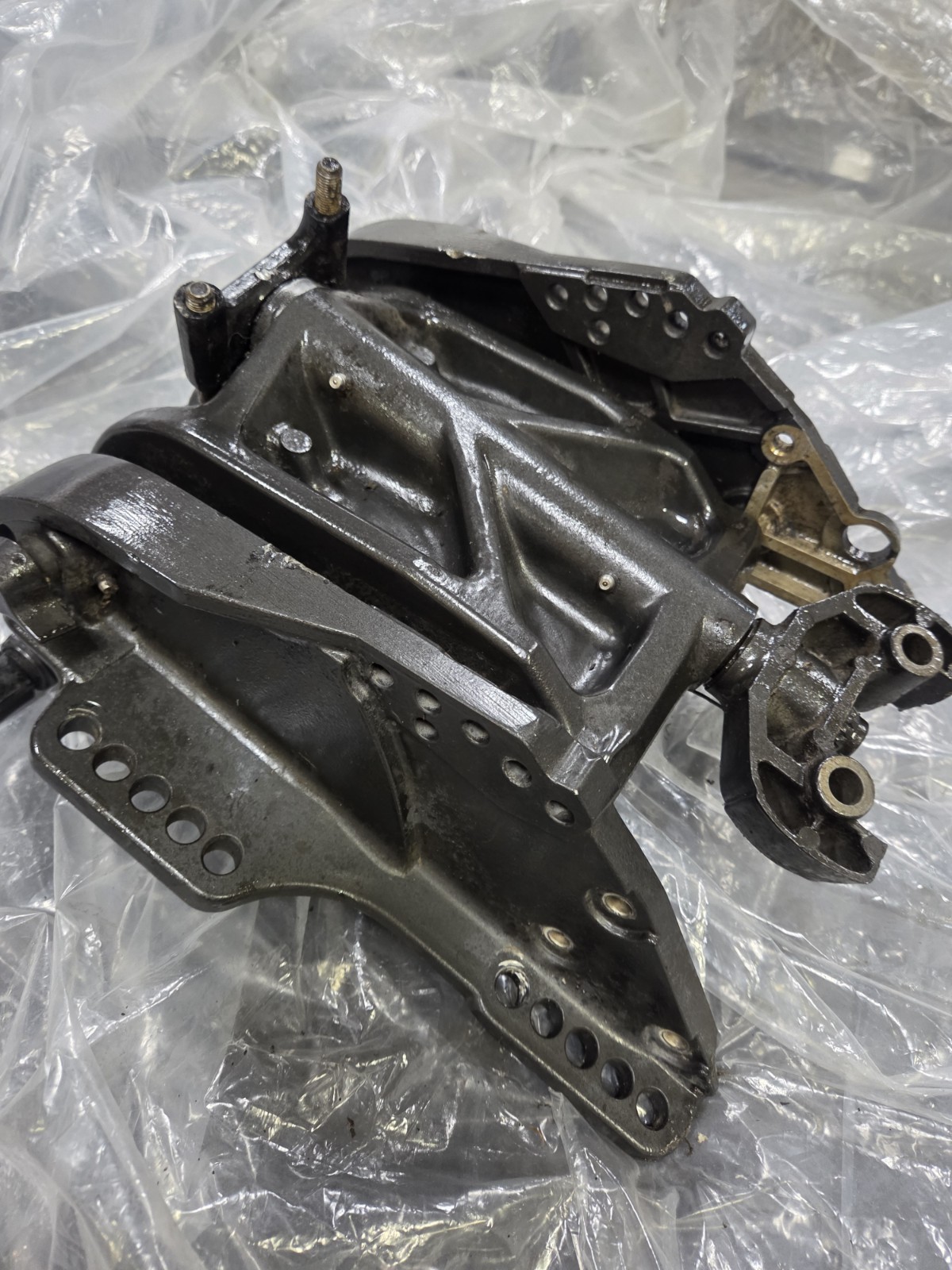 Mercury 35hp-70hp Outboard swivel bracket 1989-97 freshwater pn 3416-822852A 1 Mercury 35hp-70hp Outboard swivel bracket 1989-97 freshwater pn 3416-822852A 1