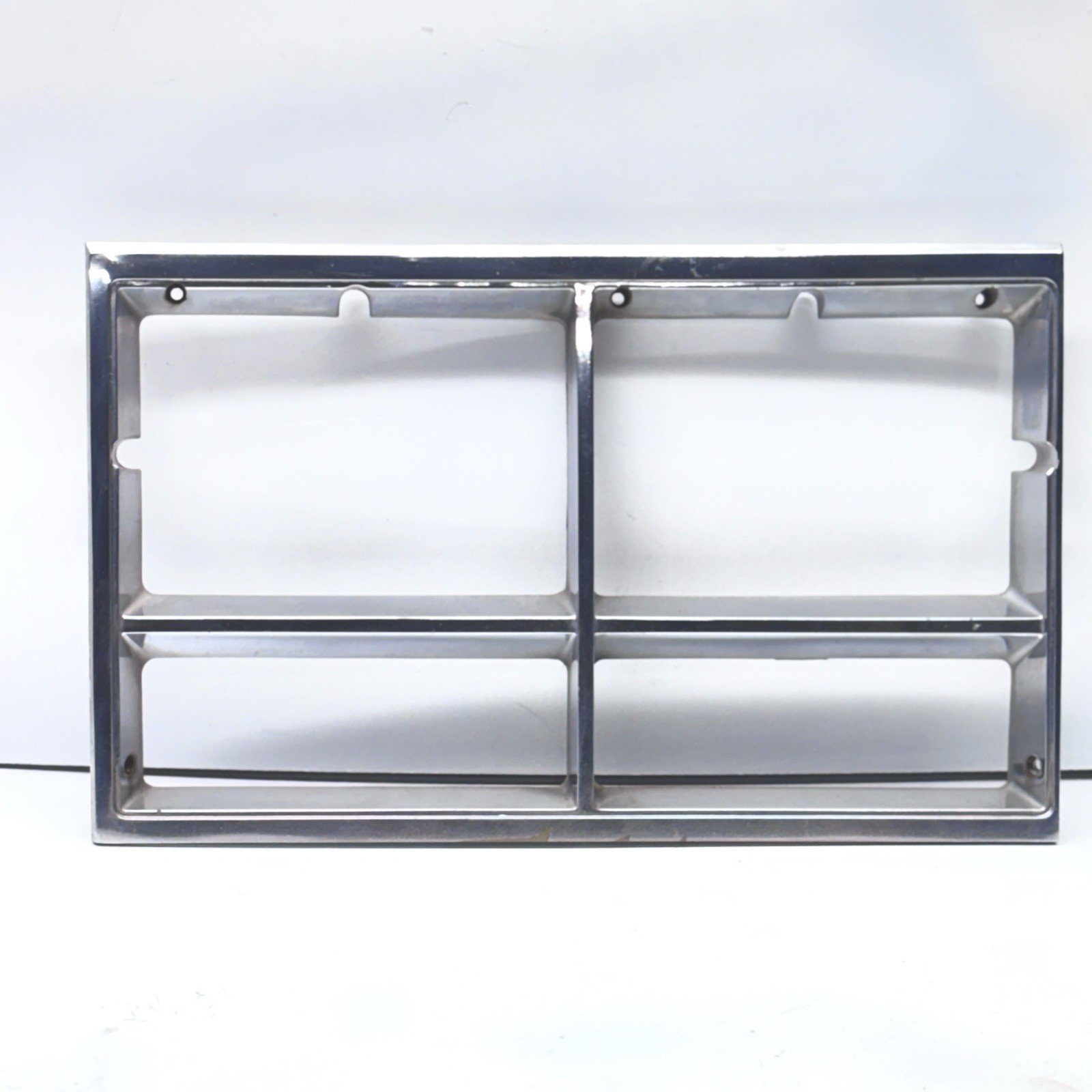 1977-1978 Oldsmobile Olds RIGHT HEADLIGHT BEZEL GOOD USED ORIGINAL 88 98 1977-1978 Oldsmobile Olds RIGHT HEADLIGHT BEZEL GOOD USED ORIGINAL 88 98
