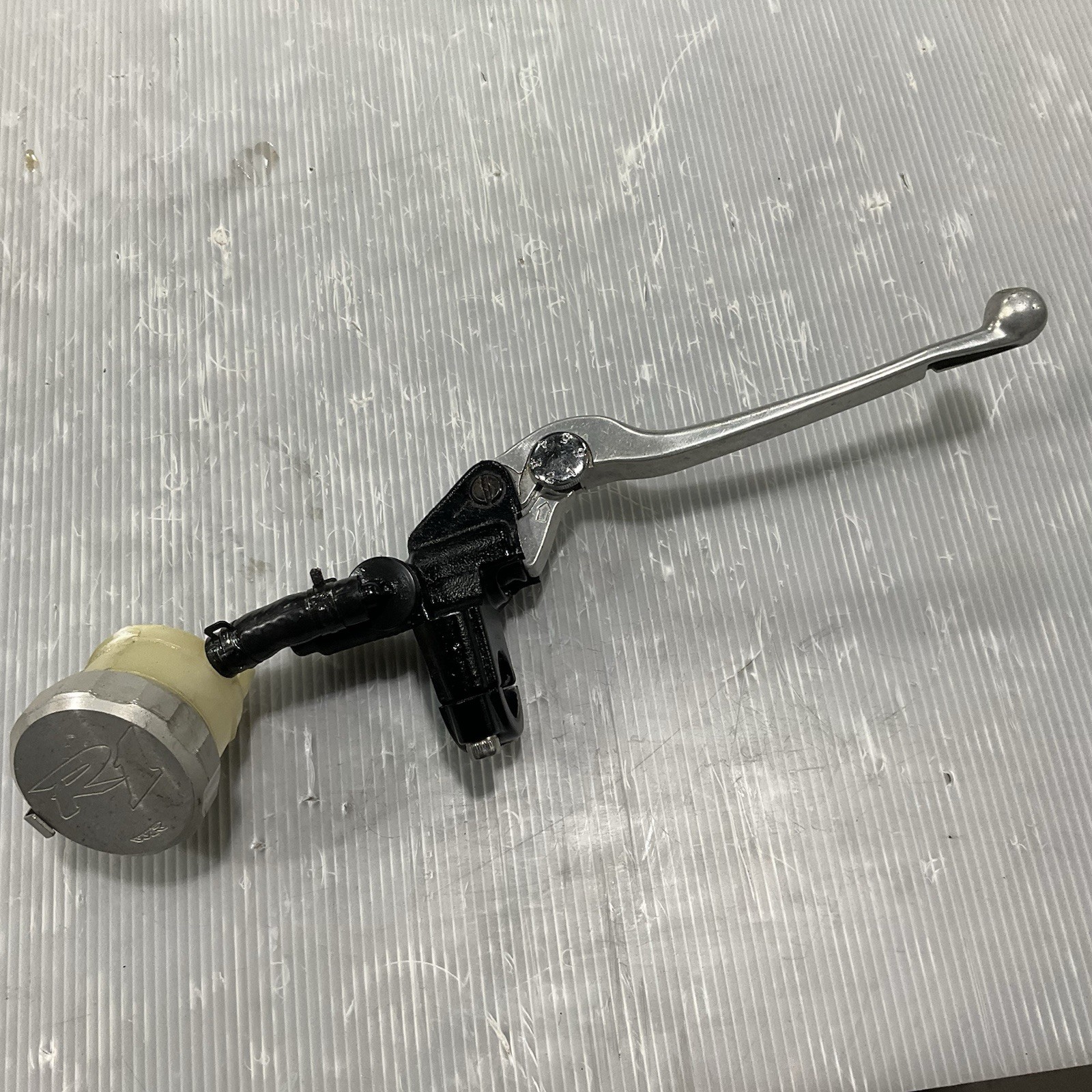 1998-2001 Yamaha YZF R1 4XV Front Brake Master Cylinder *OEM GOOD* 1998-2001 Yamaha YZF R1 4XV Front Brake Master Cylinder *OEM GOOD*