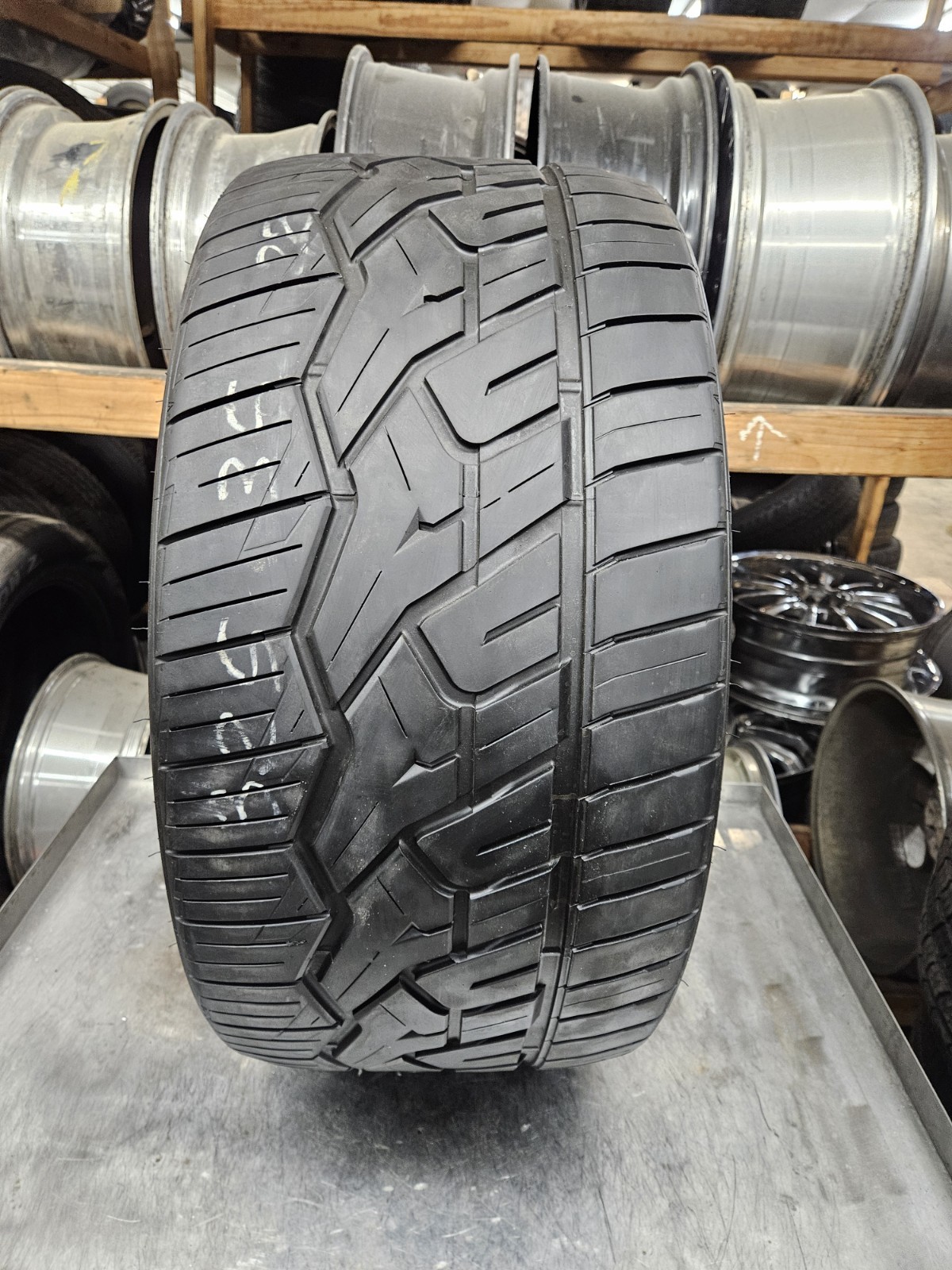 P325/35R22 Nitto NT420V 114 W Used Tire P325/35R22 Nitto NT420V 114 W Used Tire