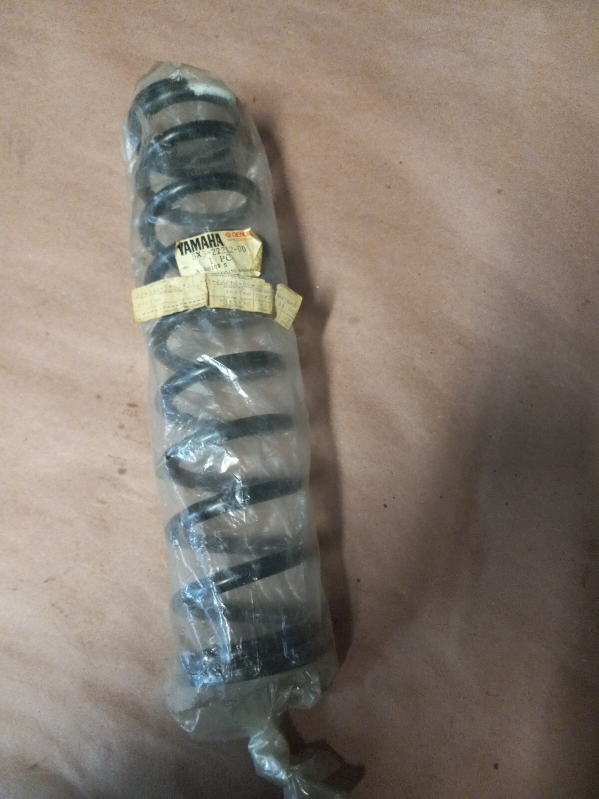 NOS 1982 OEM GENUINE Yamaha YZ125 YZ250 YZ 125 250 Rear Shock Spring Suspension NOS 1982 OEM GENUINE Yamaha YZ125 YZ250 YZ 125 250 Rear Shock Spring Suspension